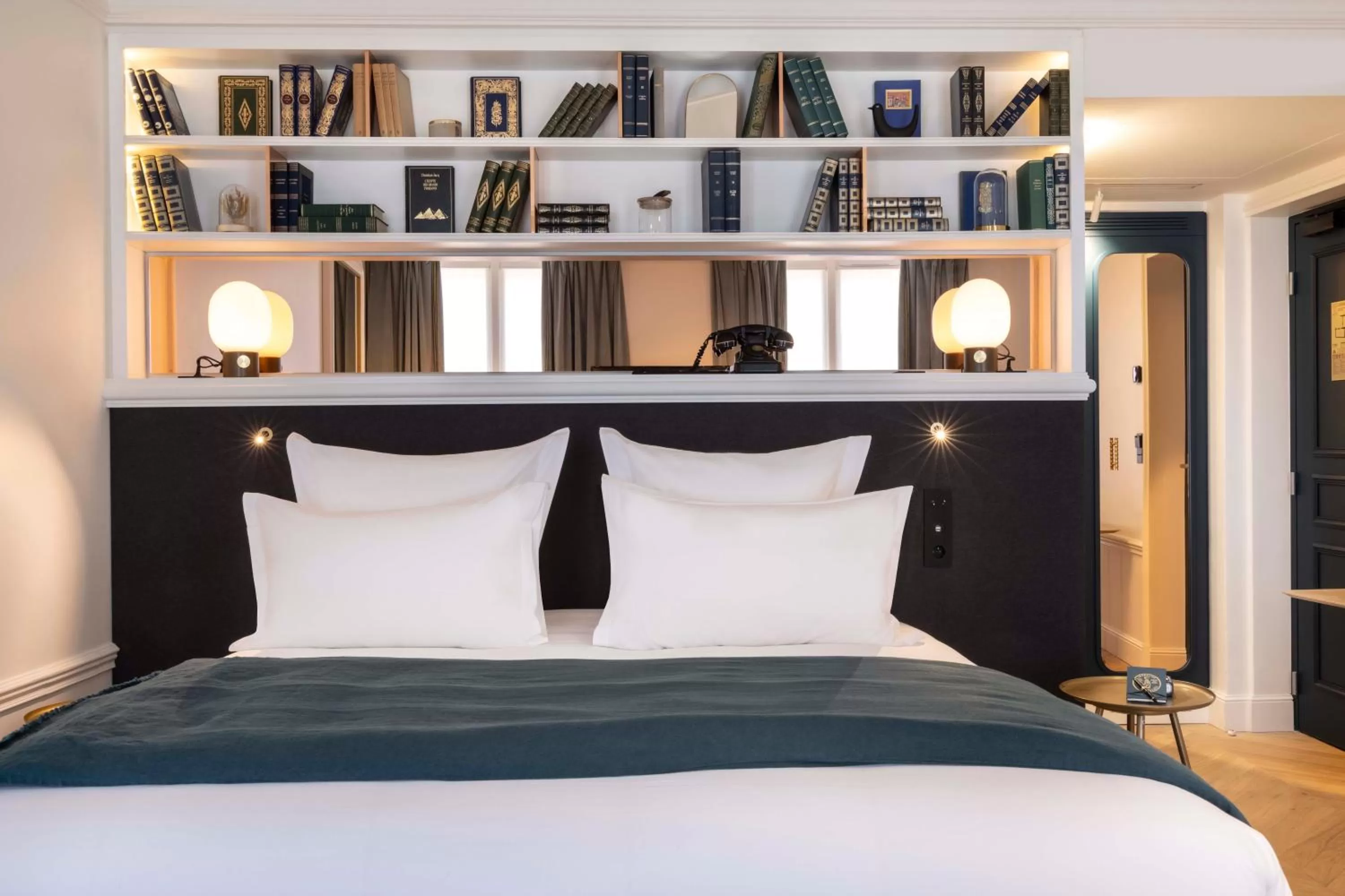 Bed in Hotel Louvre Montana