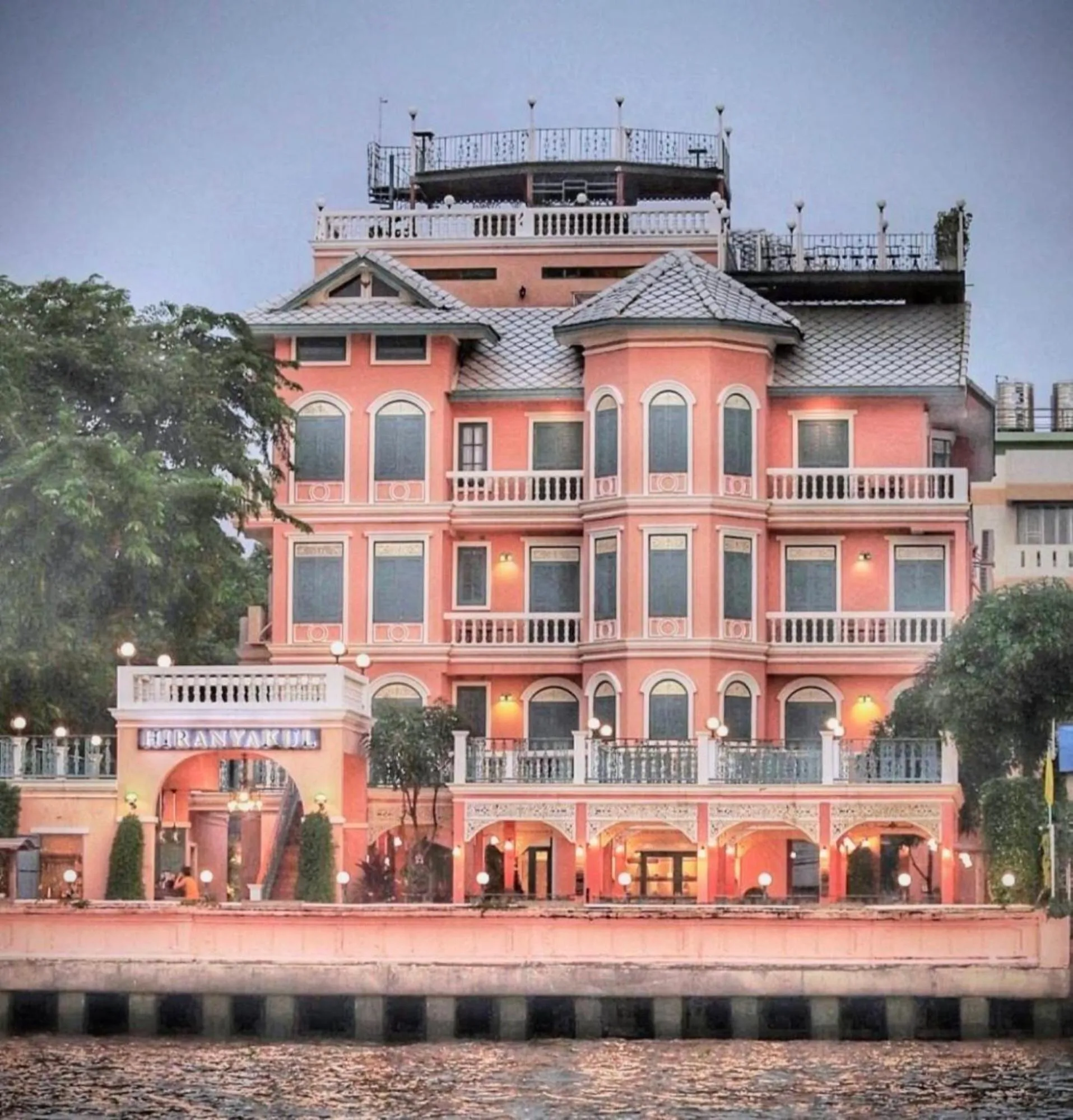 Hiranyakul House Riverside