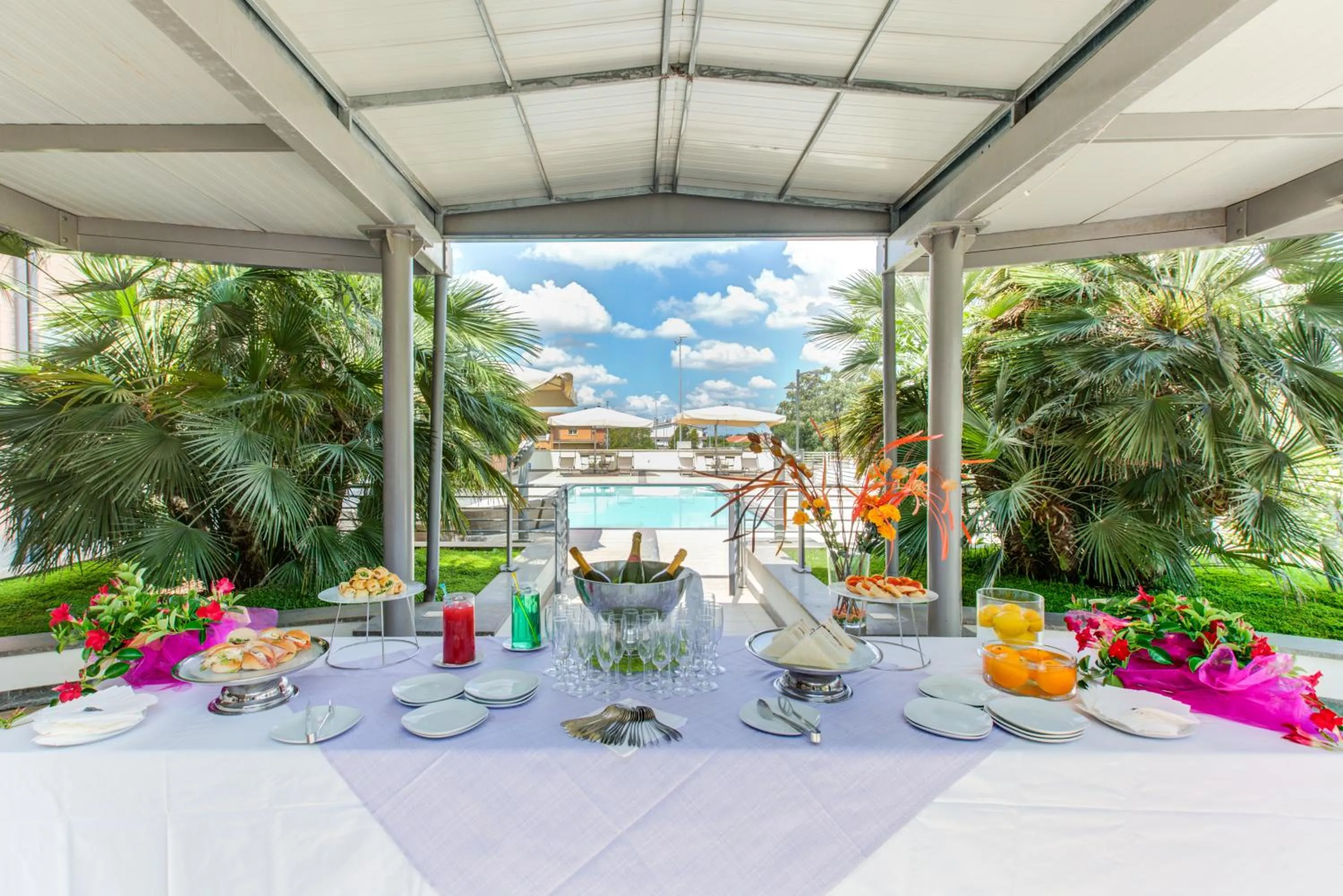 Swimming pool in Ardeatina Park Hotel