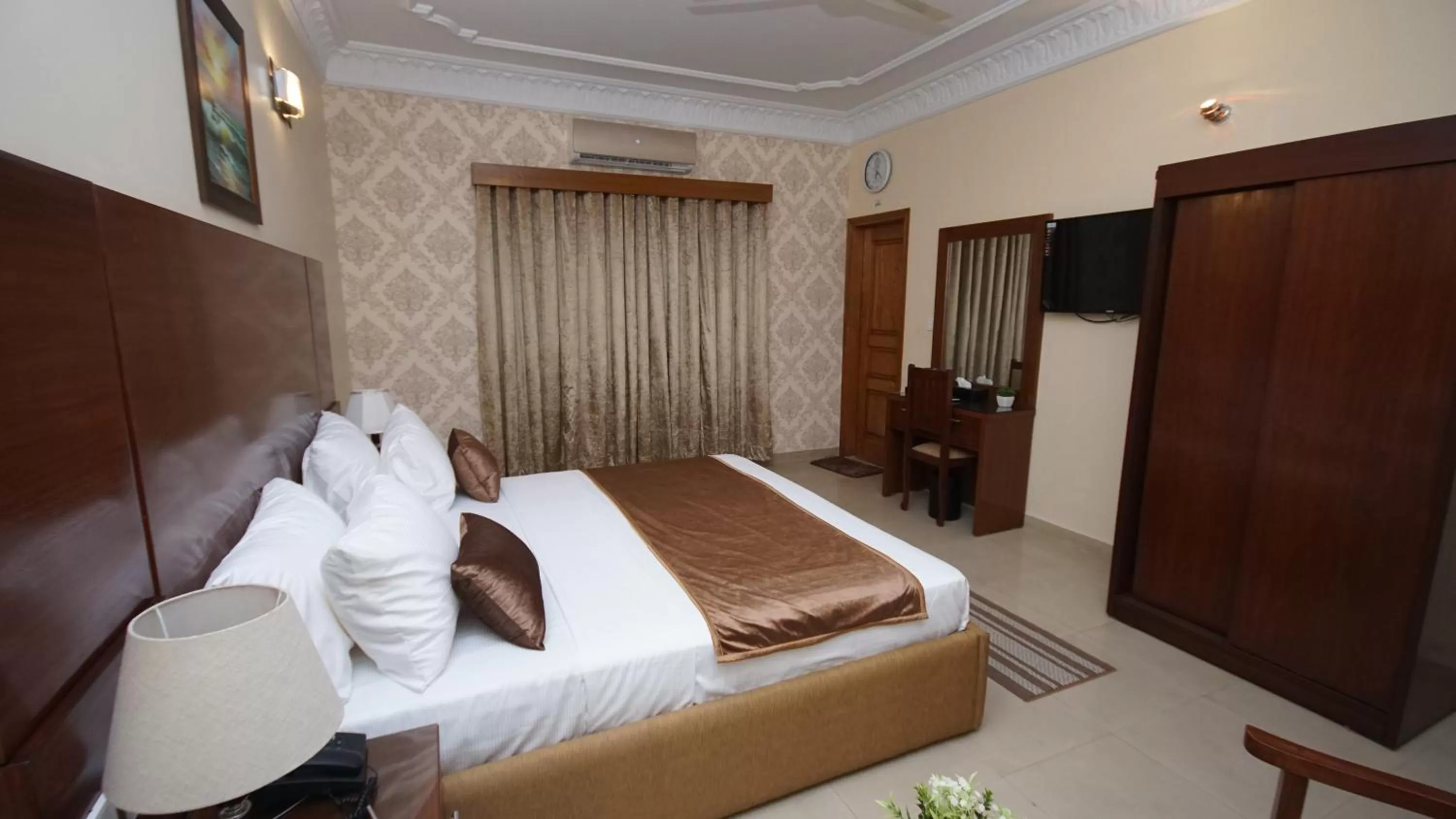 Bed in World Inn Karachi