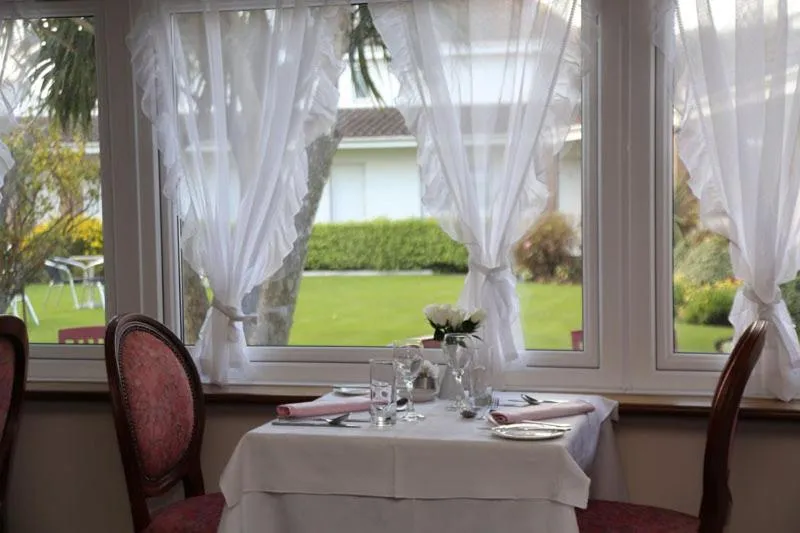 Restaurant/places to eat in Runnymede Court Hotel