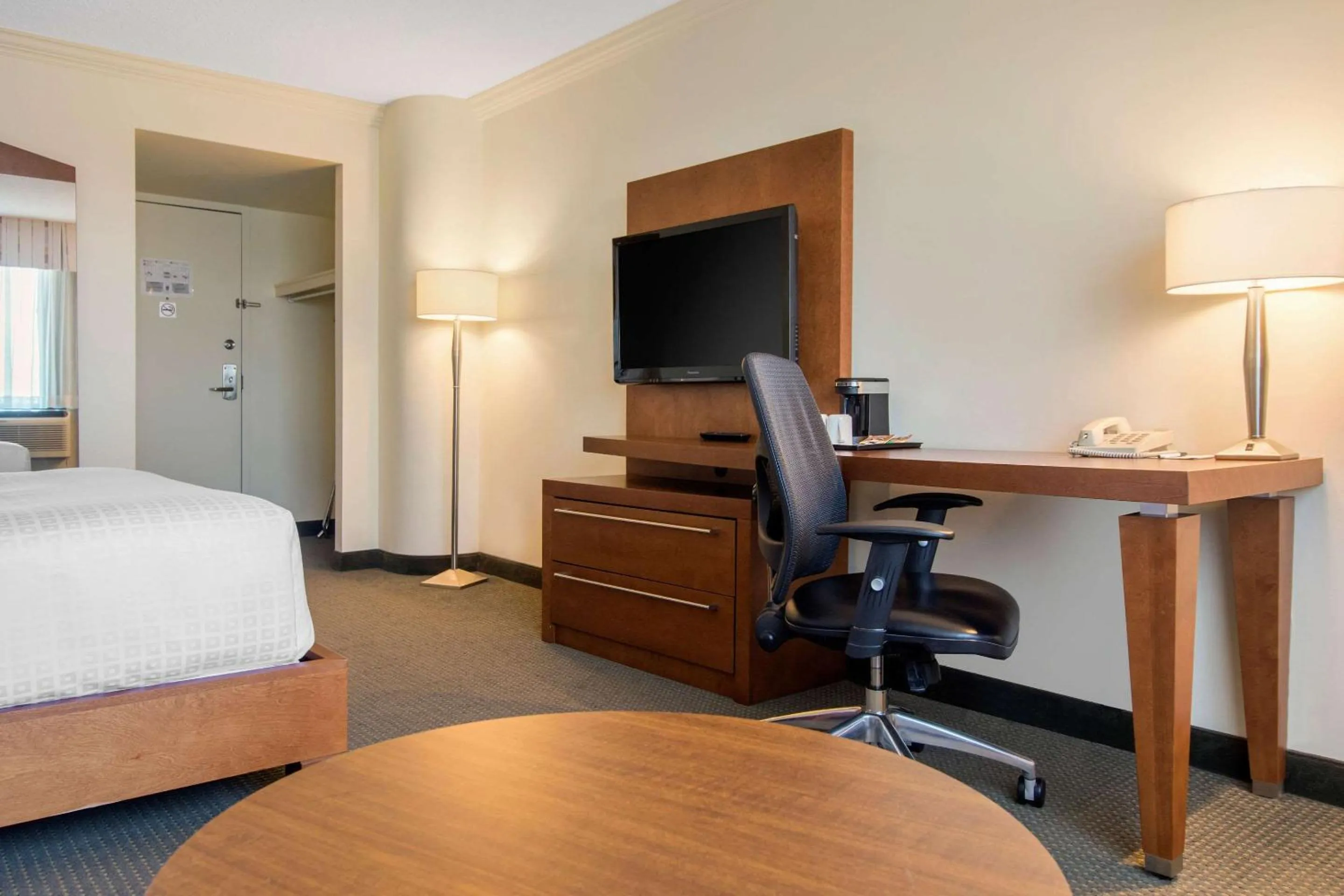 Photo of the whole room, TV/Entertainment Center in Quality Hotel et Centre de Congres