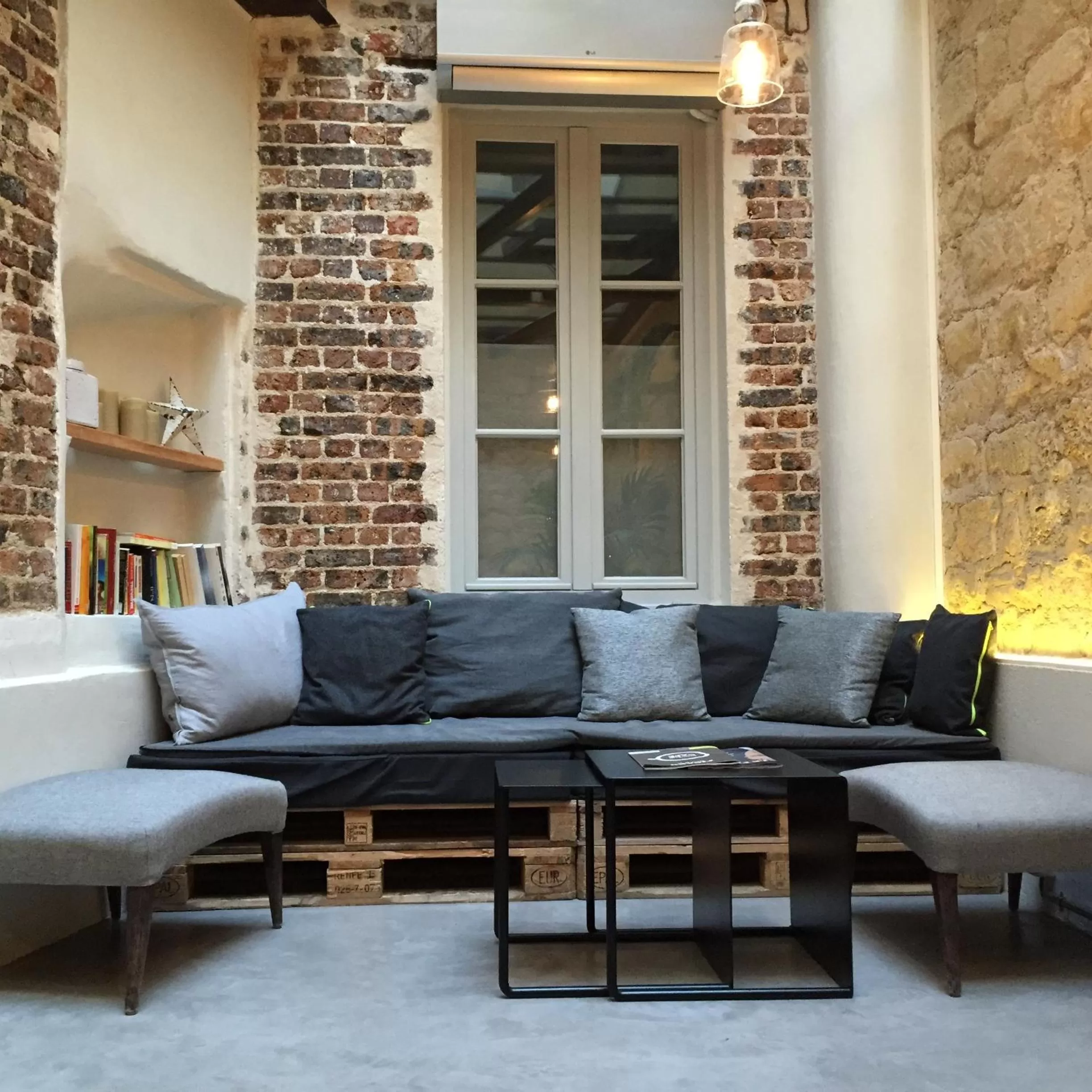 Communal lounge/ TV room in Hôtel Maxim Quartier Latin