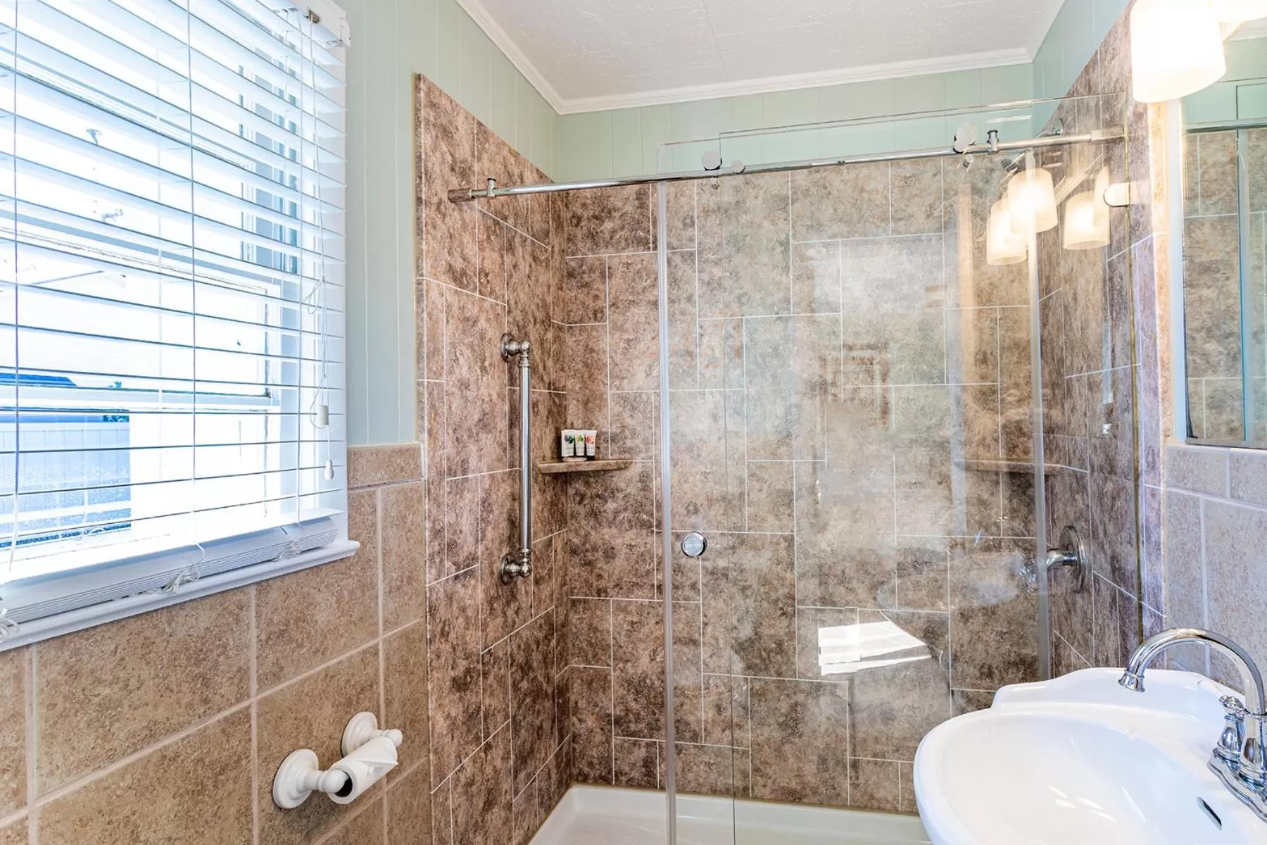Bathroom in Island Guesthouse and Motel OBX