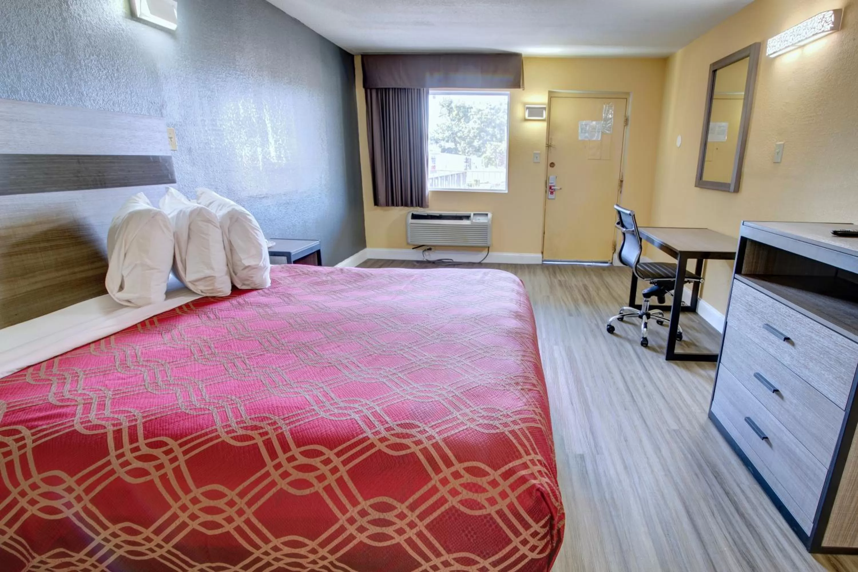 Photo of the whole room, Bed in Econo Lodge at Military Circle