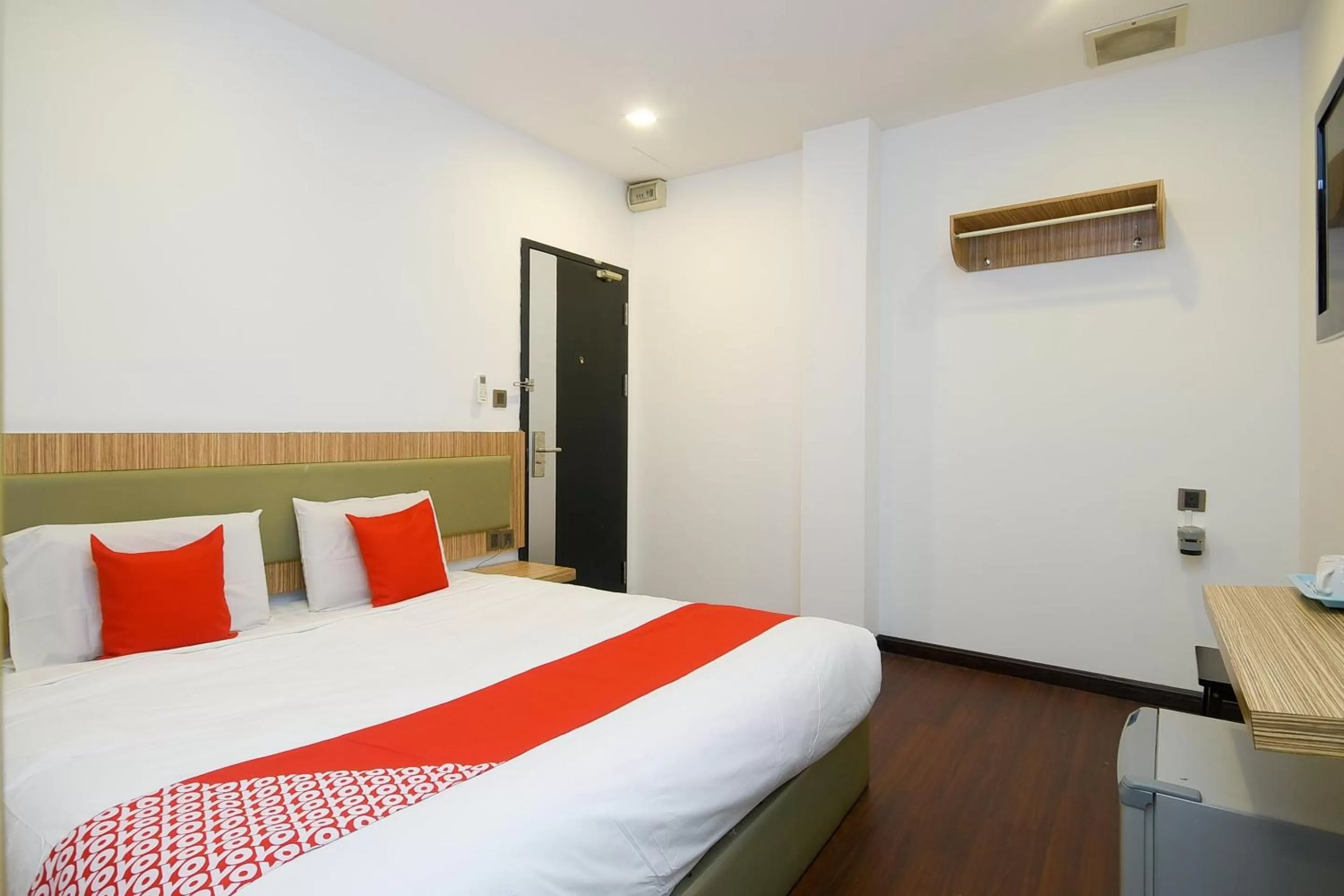 Deluxe King Room in Super OYO 976 Dragon Inn