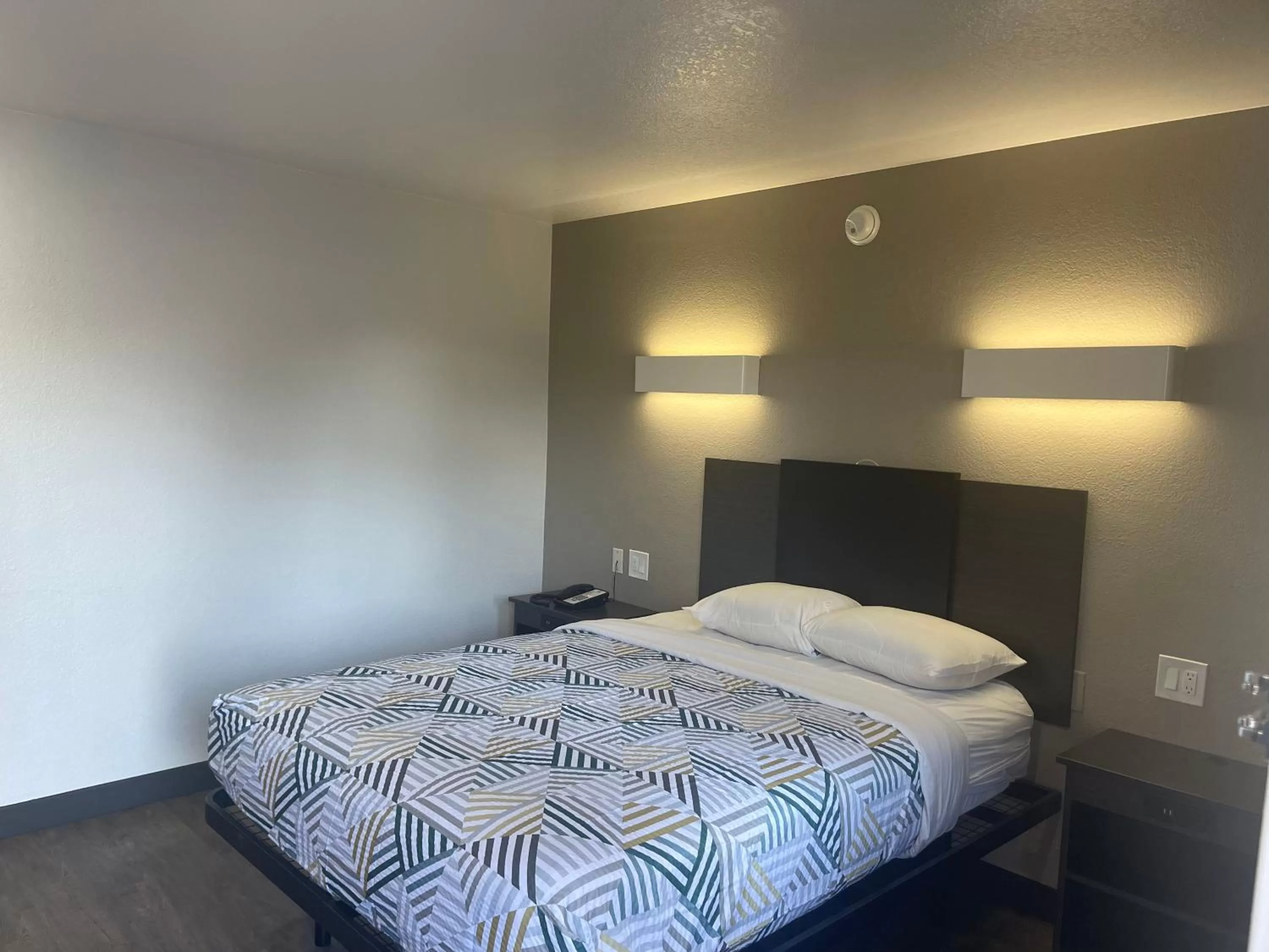 Bedroom, Bed in Motel 6 Denton, TX - UNT