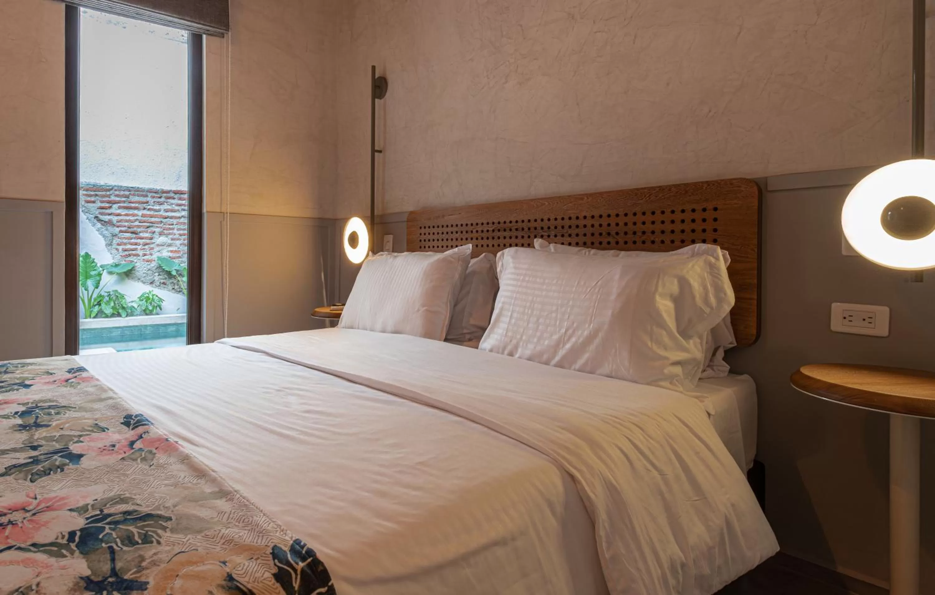 Bed in Soy Local Insignia