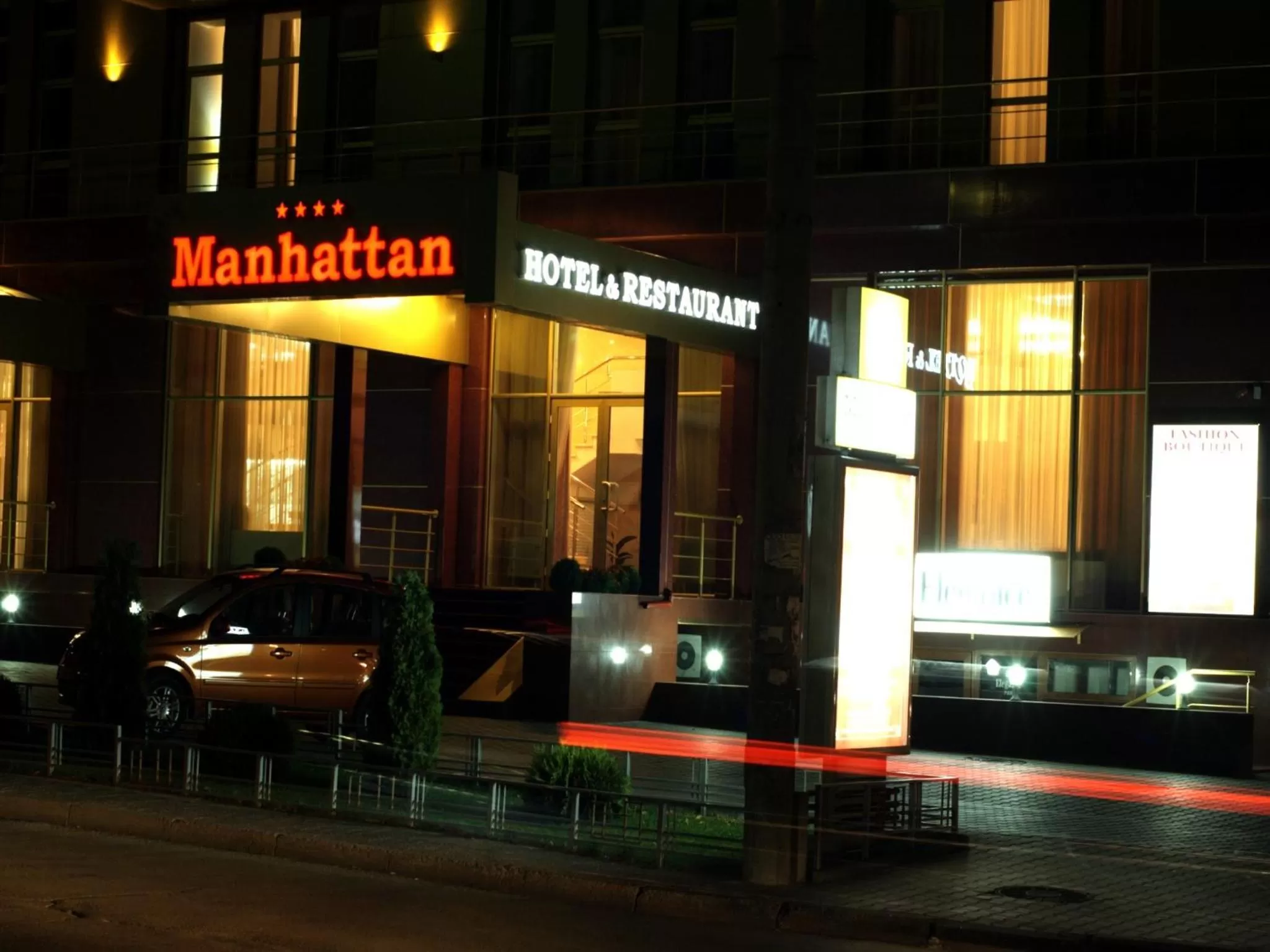 Facade/entrance in Manhattan Hotel & Restaurant