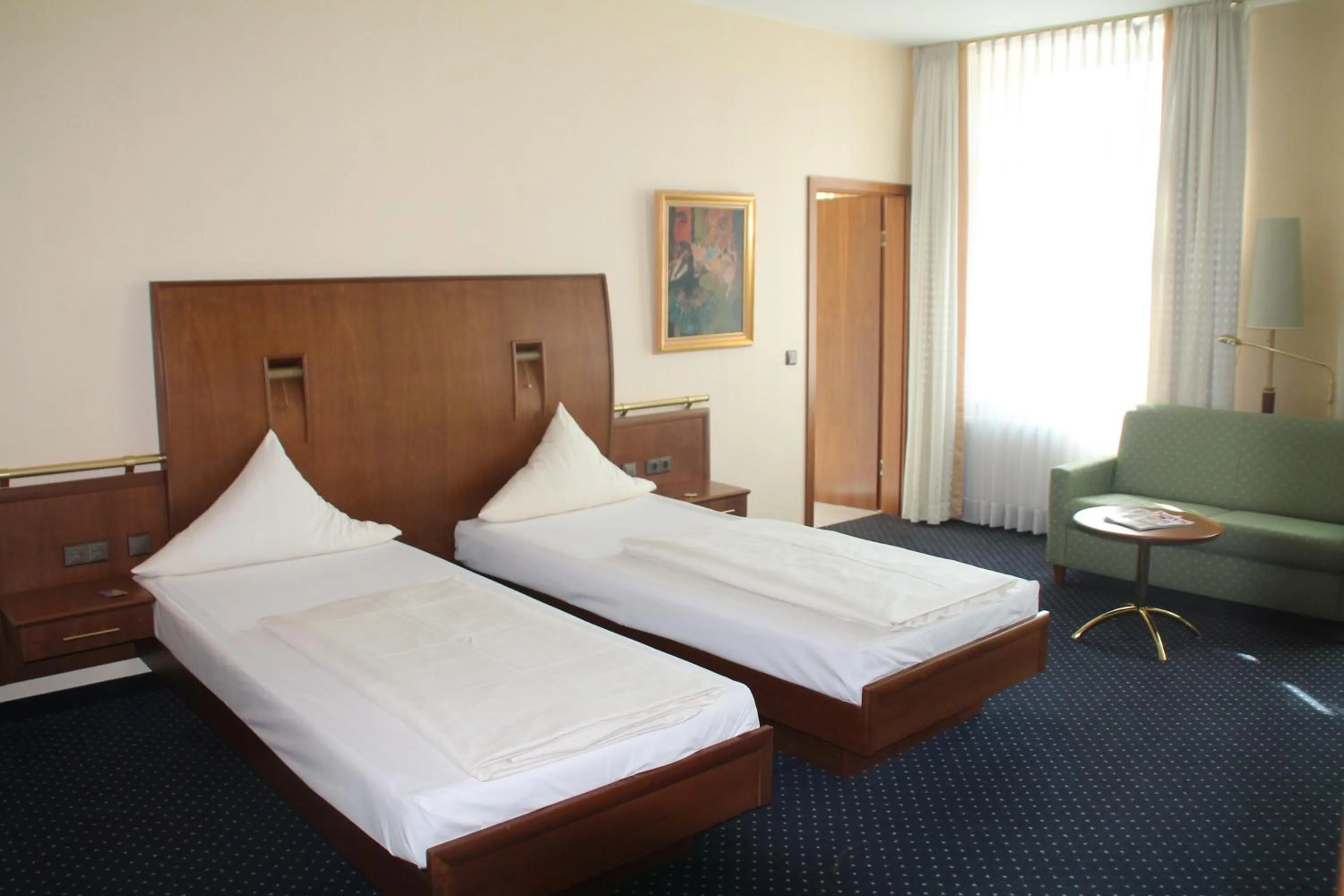 Photo of the whole room, Bed in Victoria Hotel