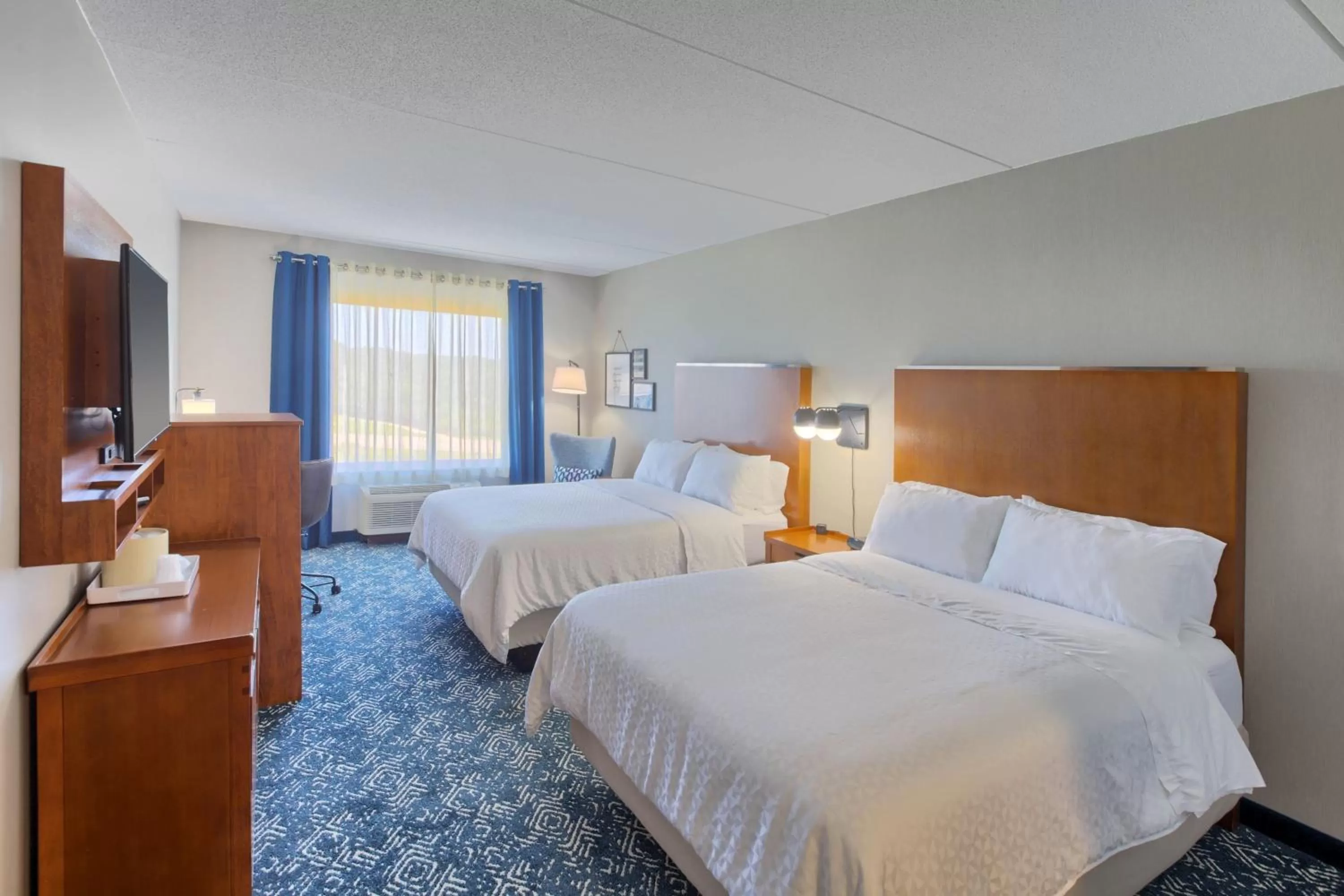 Photo of the whole room, Bed in Four Points by Sheraton Raleigh Durham Airport