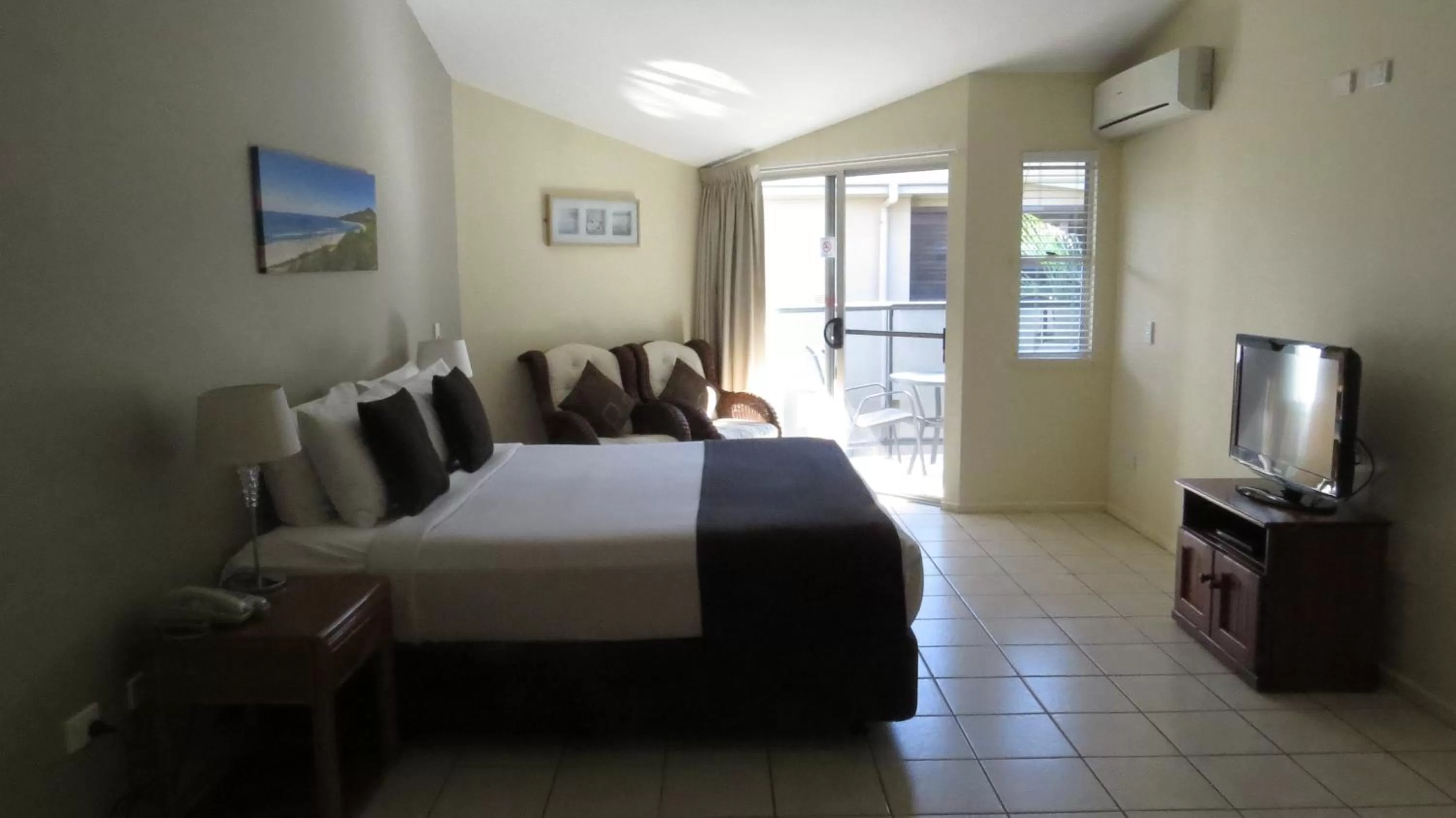 Day, Bed in The Byron Beachcomber