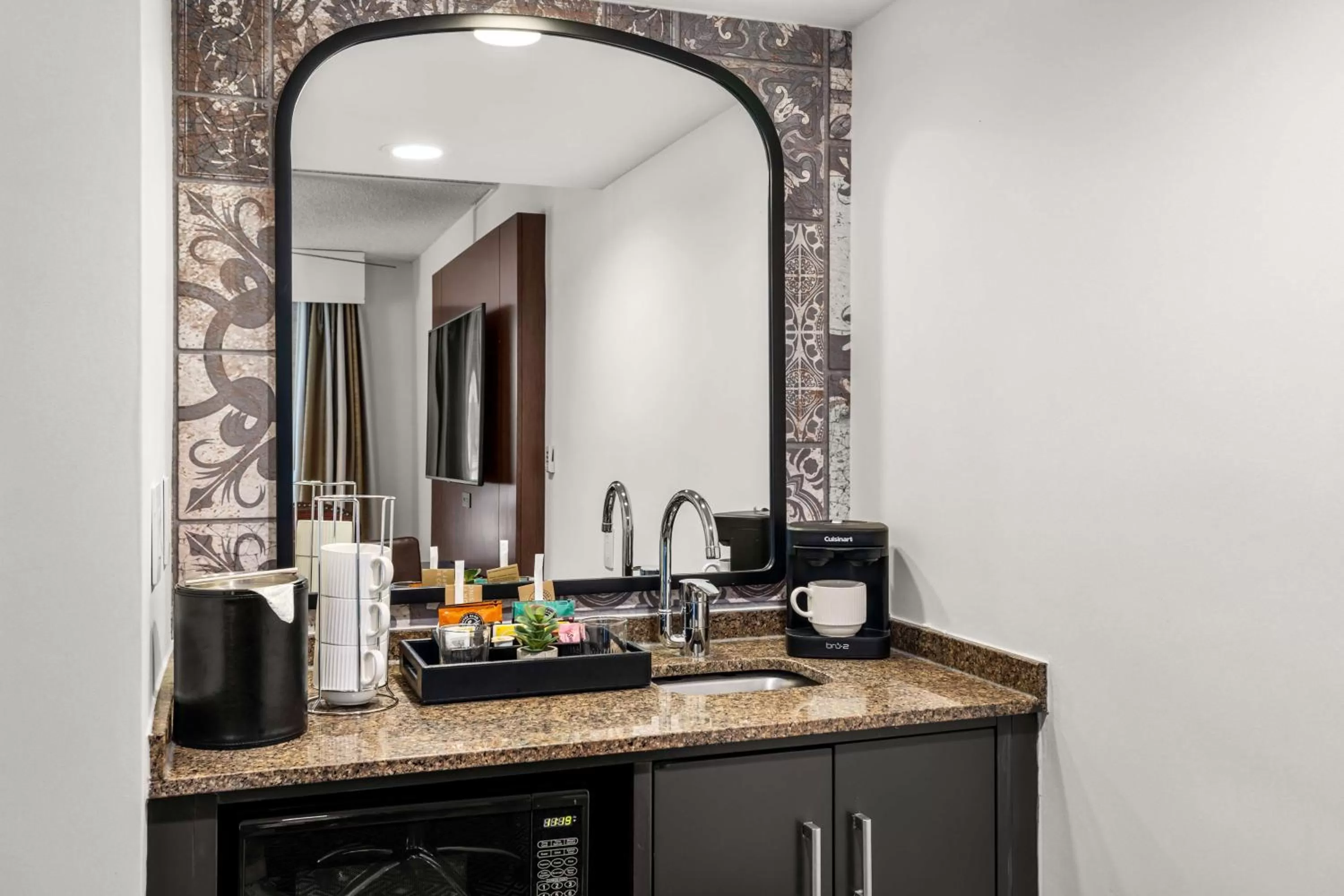 Kitchen or kitchenette in Embassy Suites by Hilton Los Angeles International Airport South