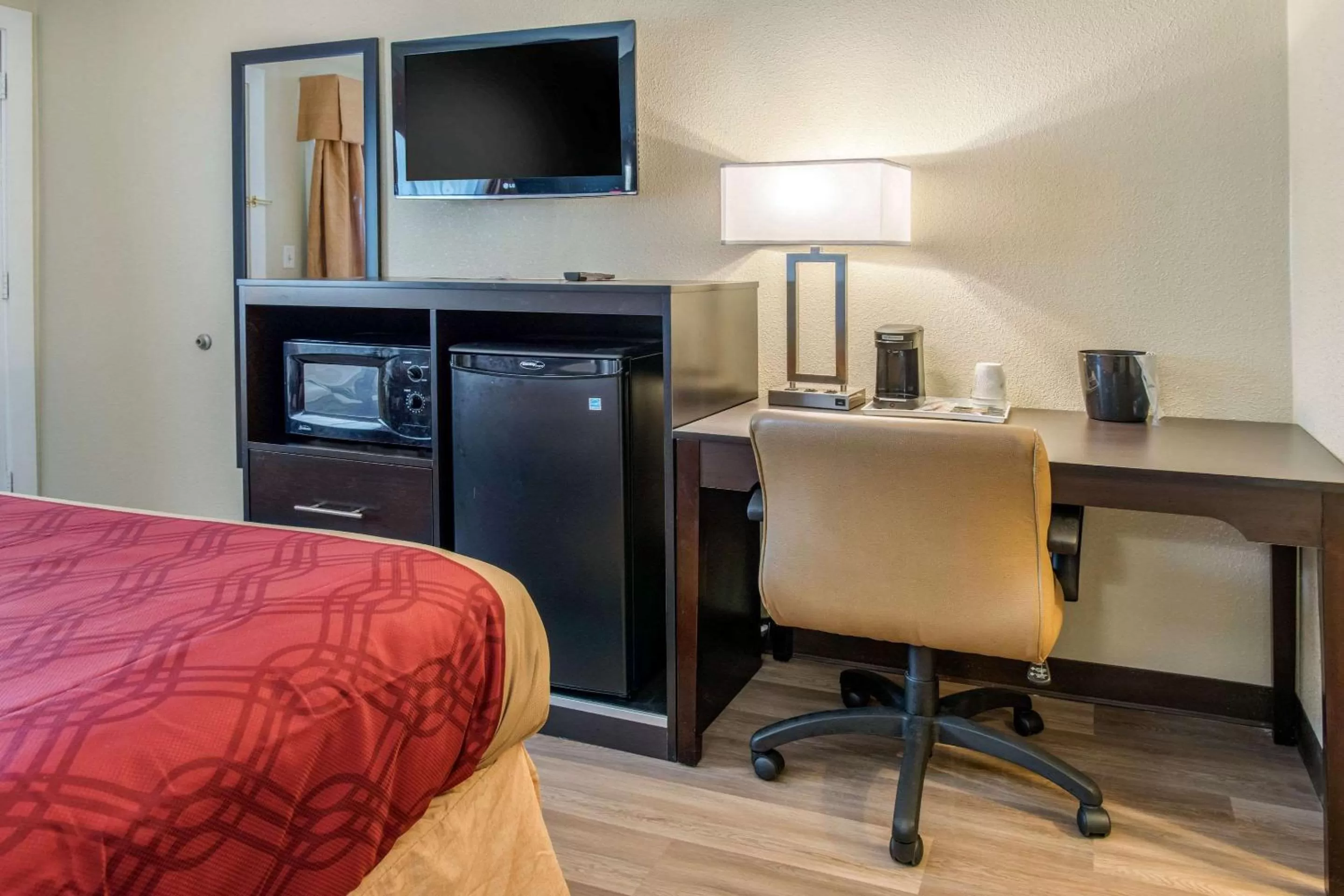 Photo of the whole room, Bed in Econo Lodge Freeport - Brunswick Area