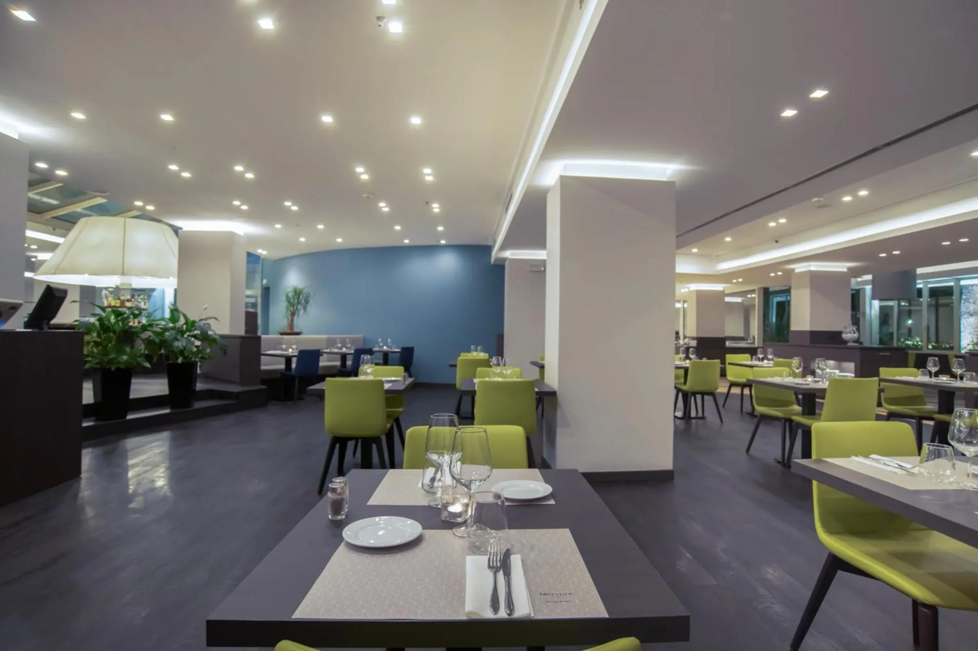 Restaurant/places to eat in Mercure Roma West