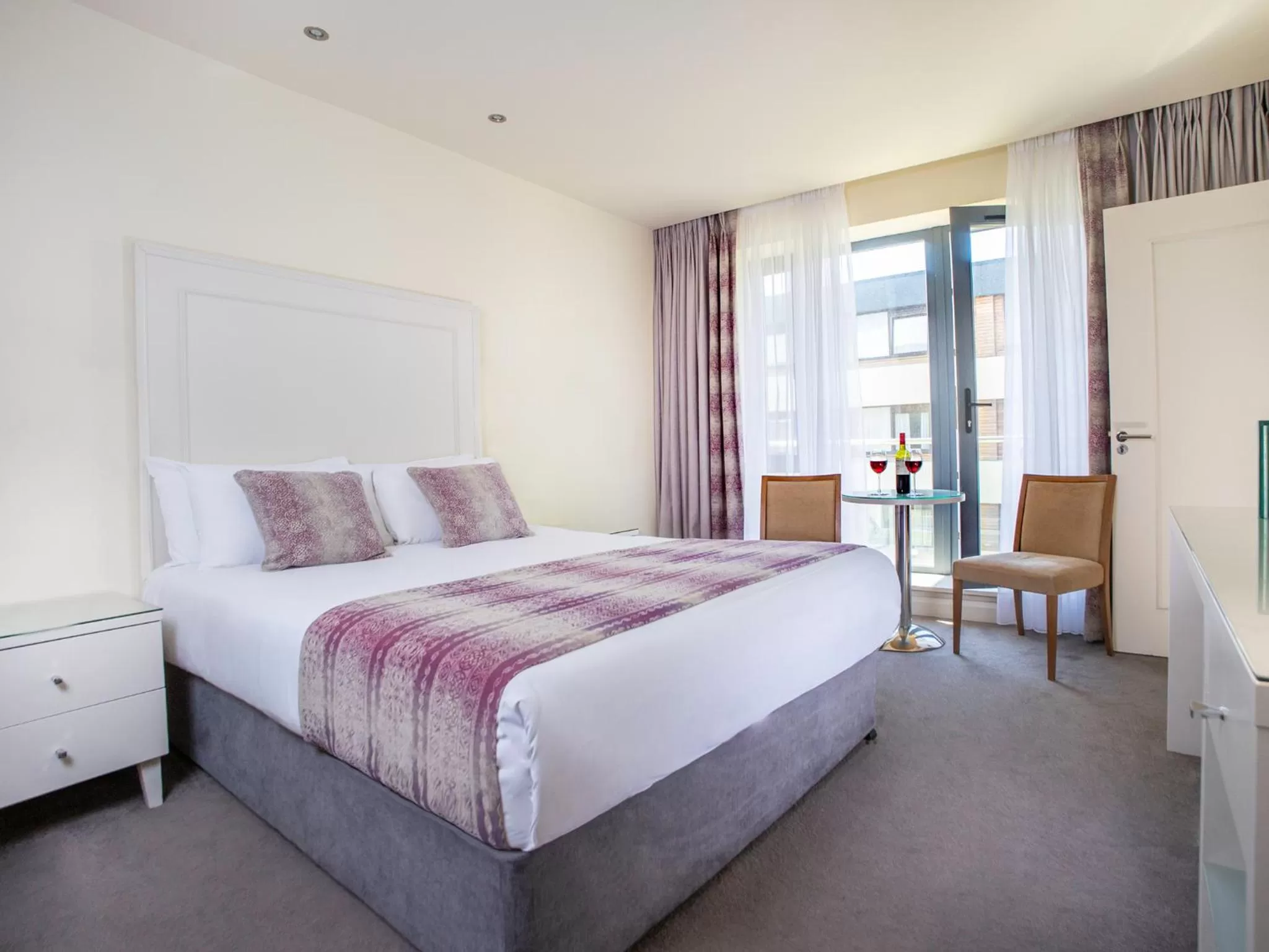 Bedroom, Bed in The Connacht Hotel