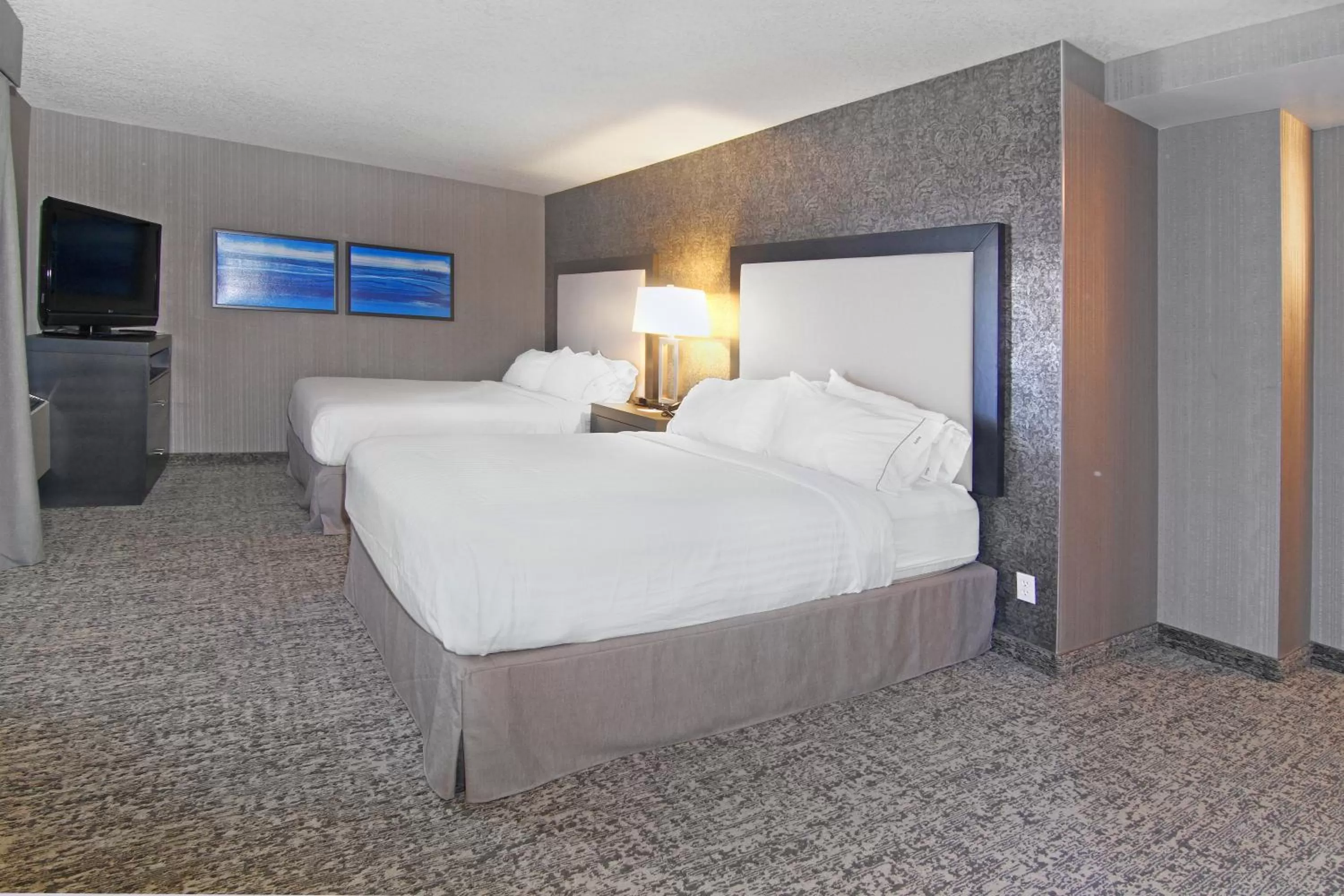 Photo of the whole room, Bed in Holiday Inn Express and Suites Calgary by IHG