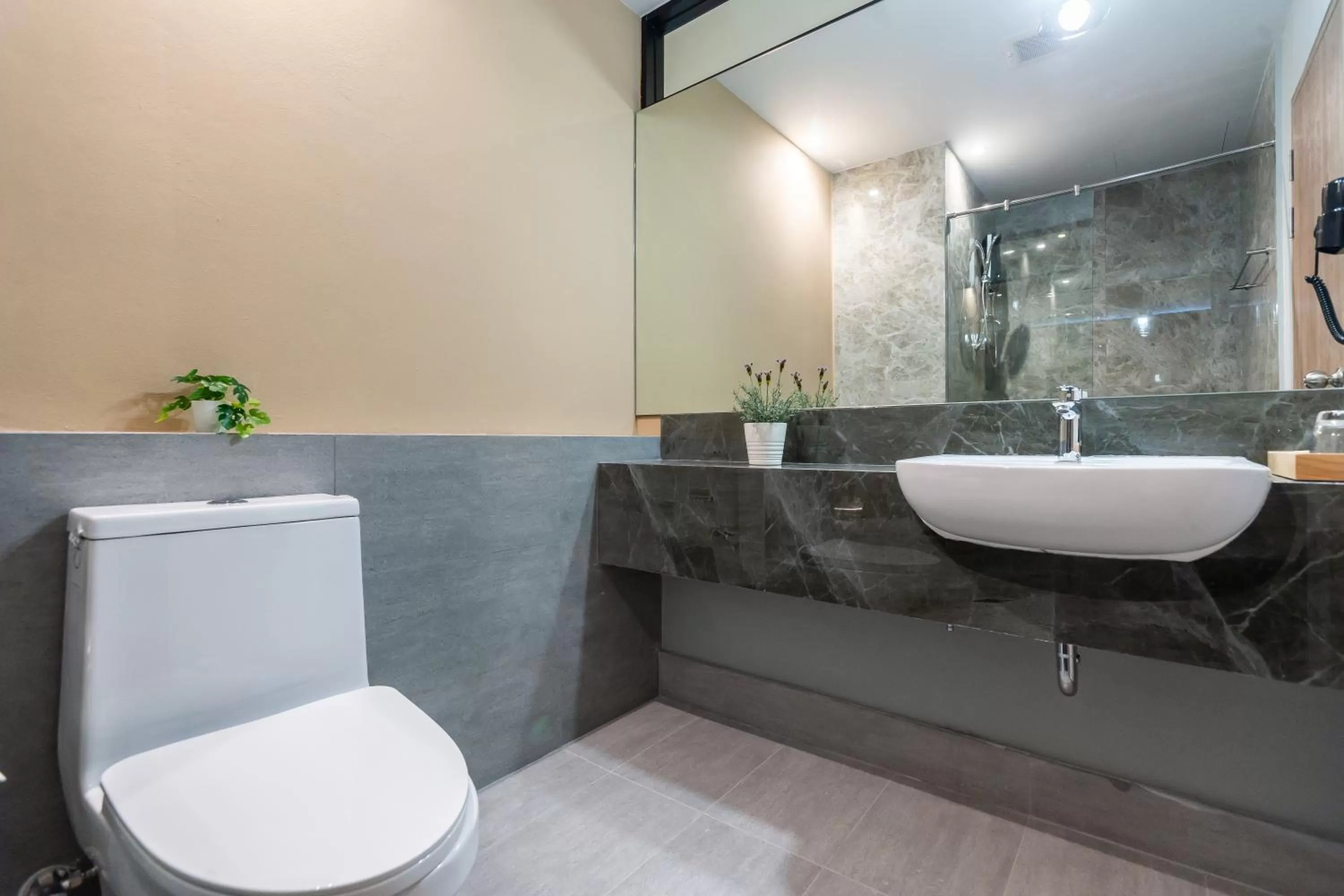 Bathroom in Hi Sotel Victory Monument