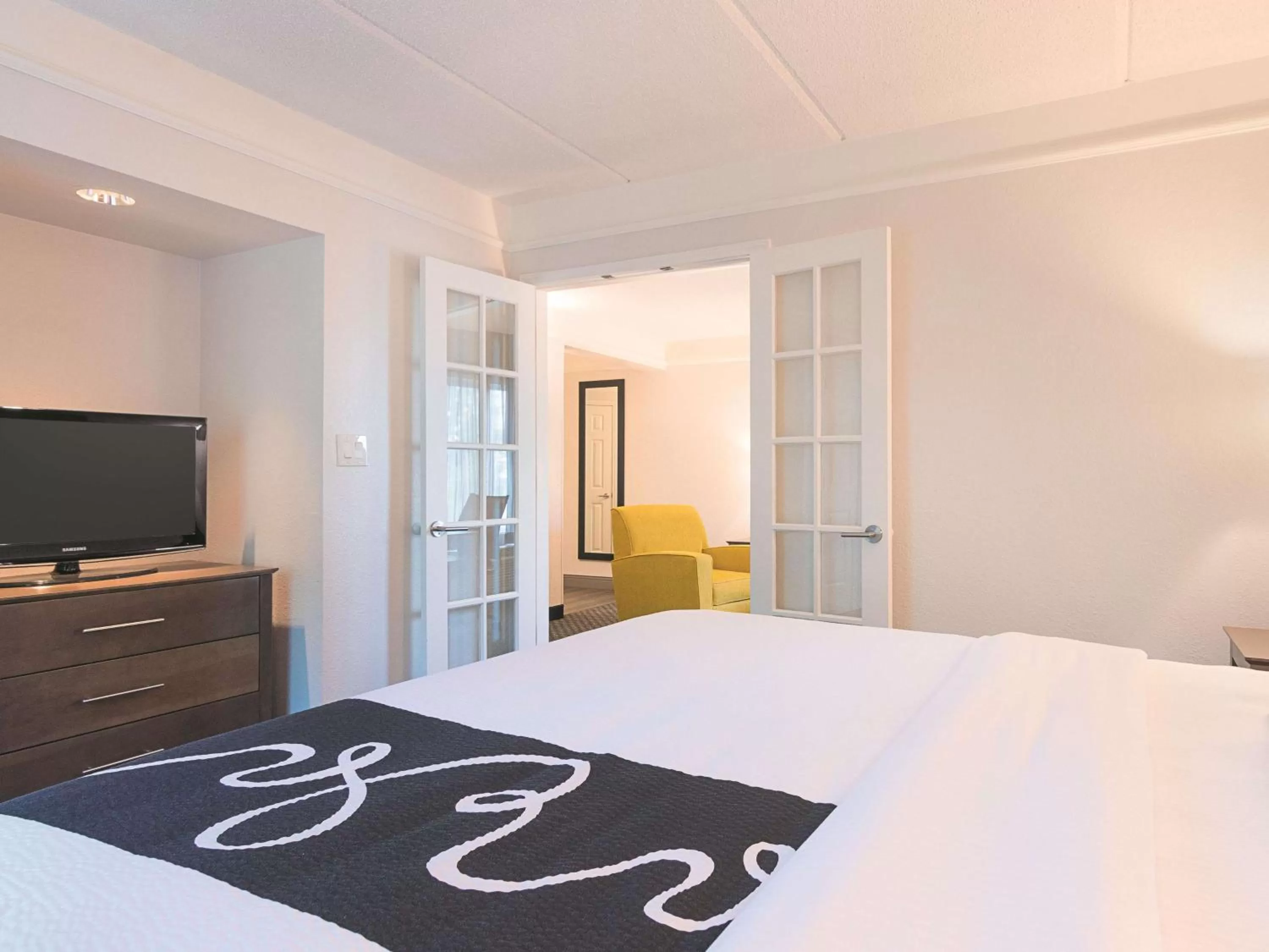 Photo of the whole room, Bed in La Quinta by Wyndham Atlanta Conyers