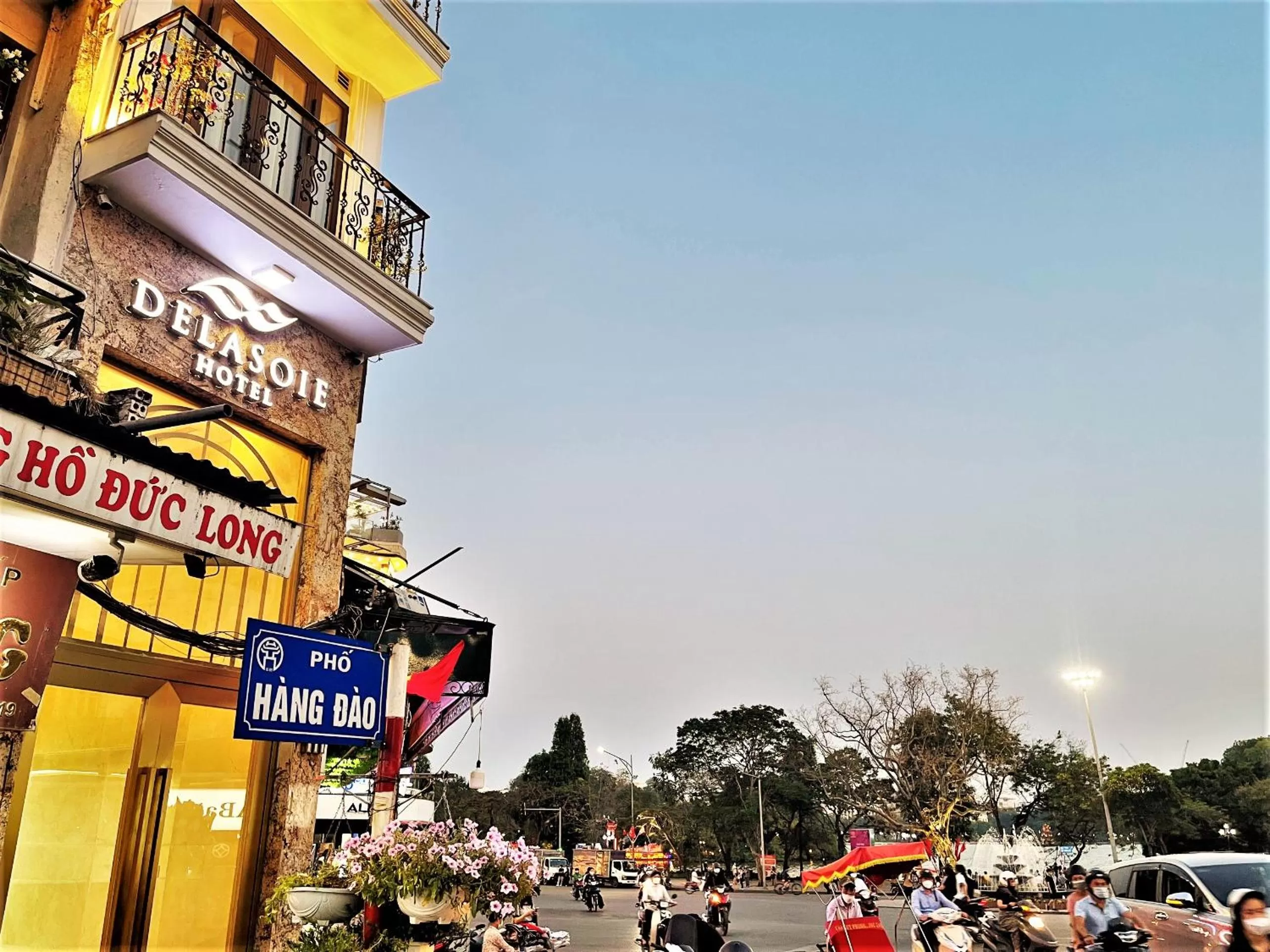 Property building in DE LA SOIE Hotel & Travel