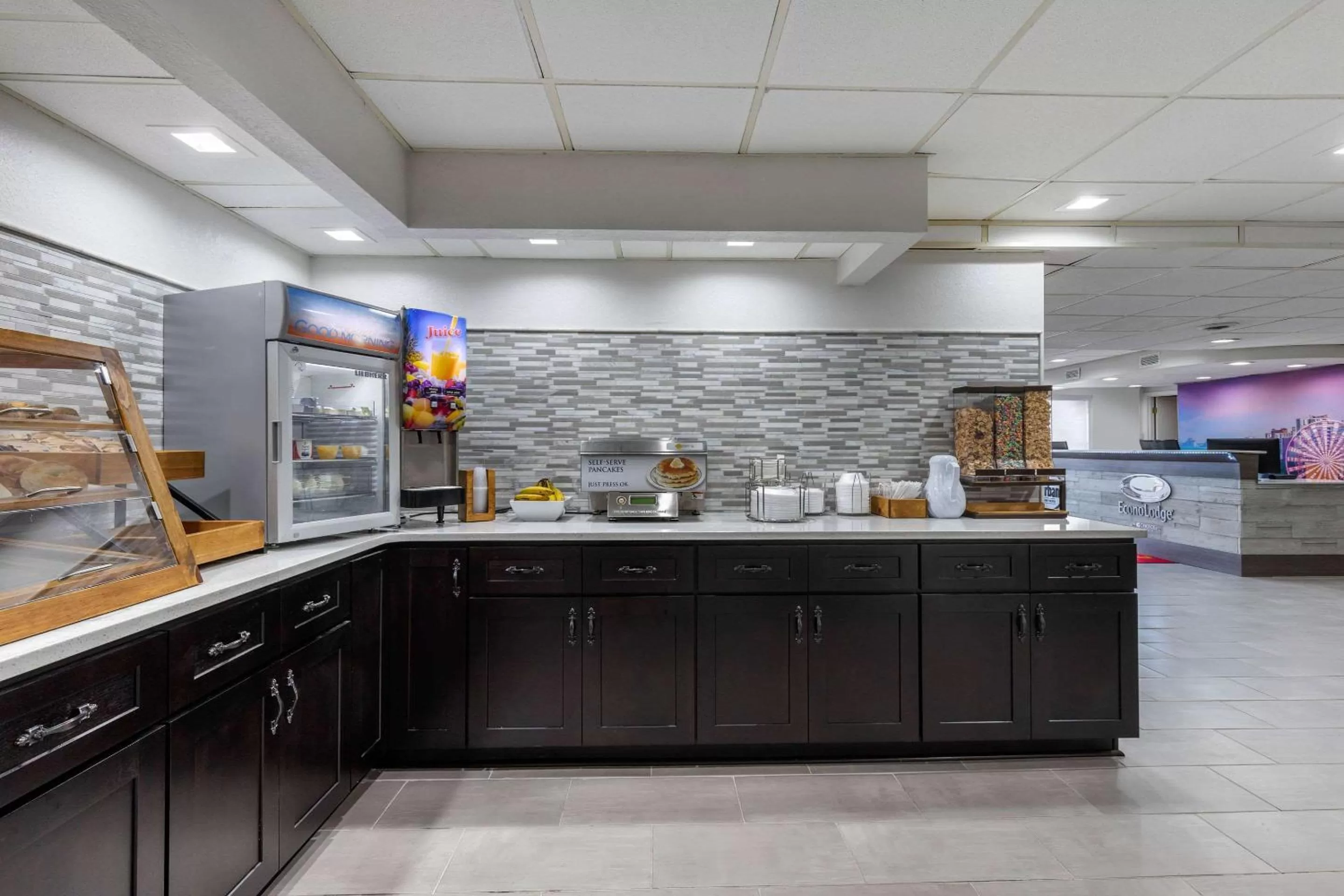 Restaurant/places to eat, Kitchen/Kitchenette in Econo Lodge at the University