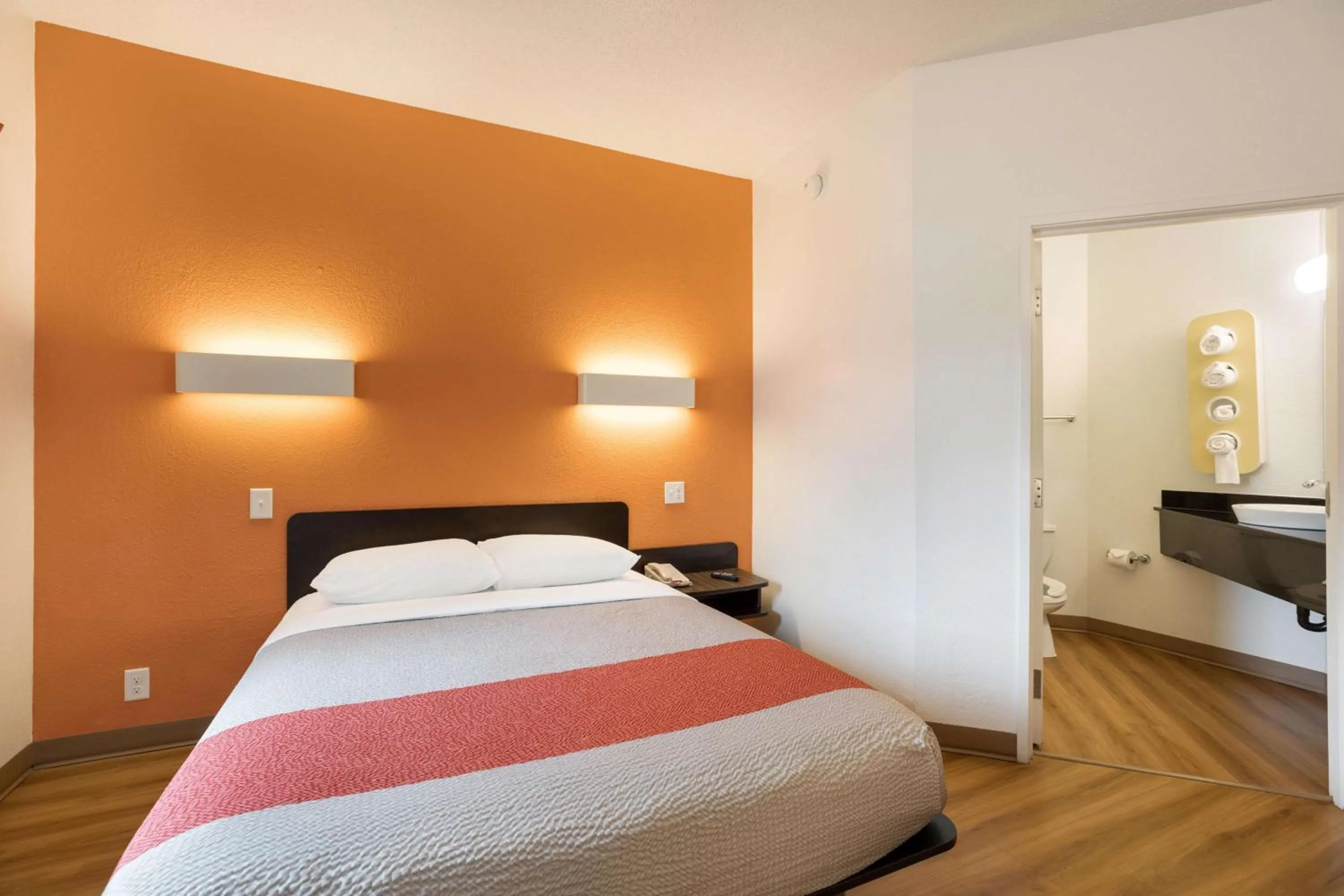 Photo of the whole room, Bed in Motel 6-Orlando, FL - International Dr