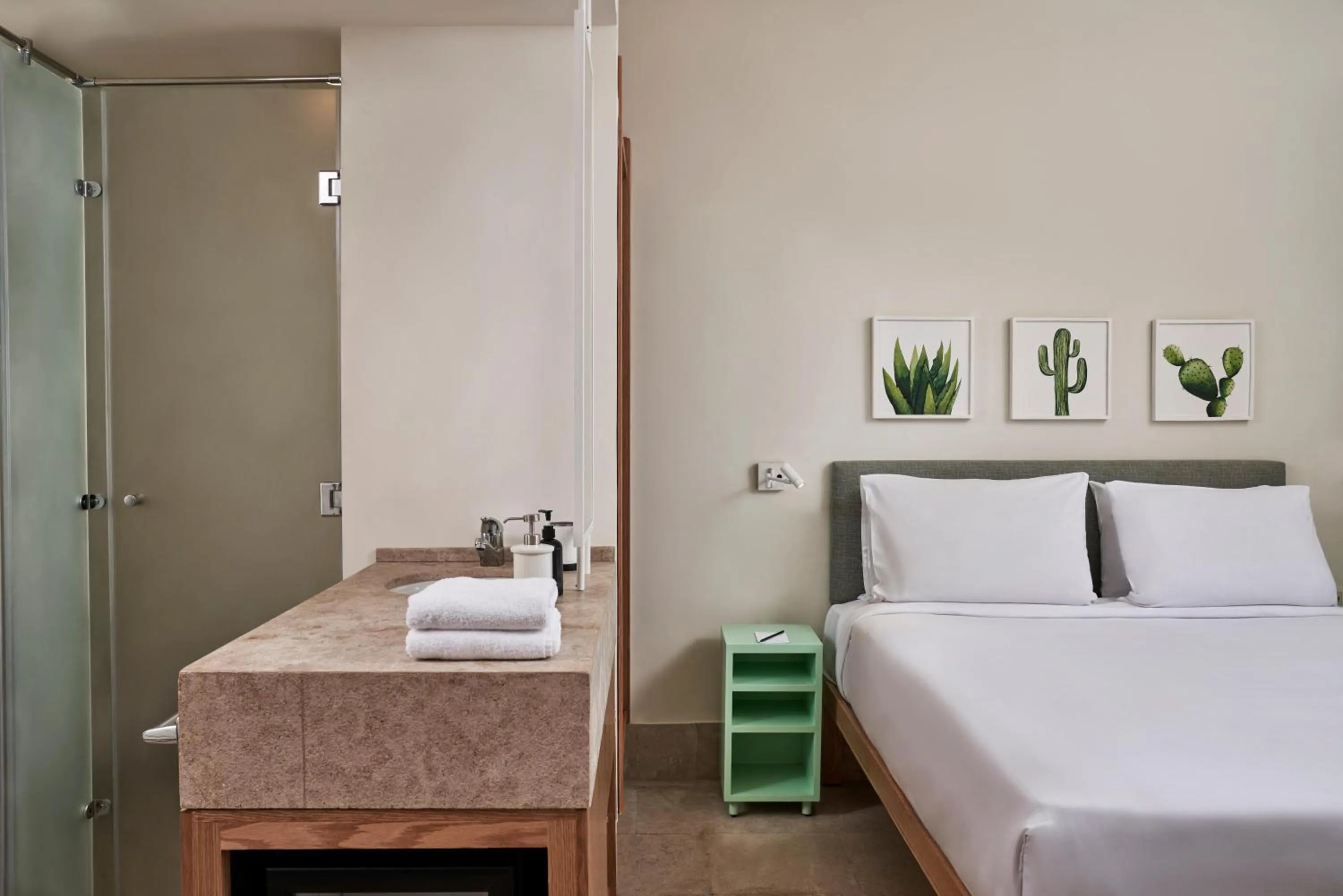 Photo of the whole room, Bed in Captain's Inn Hotel