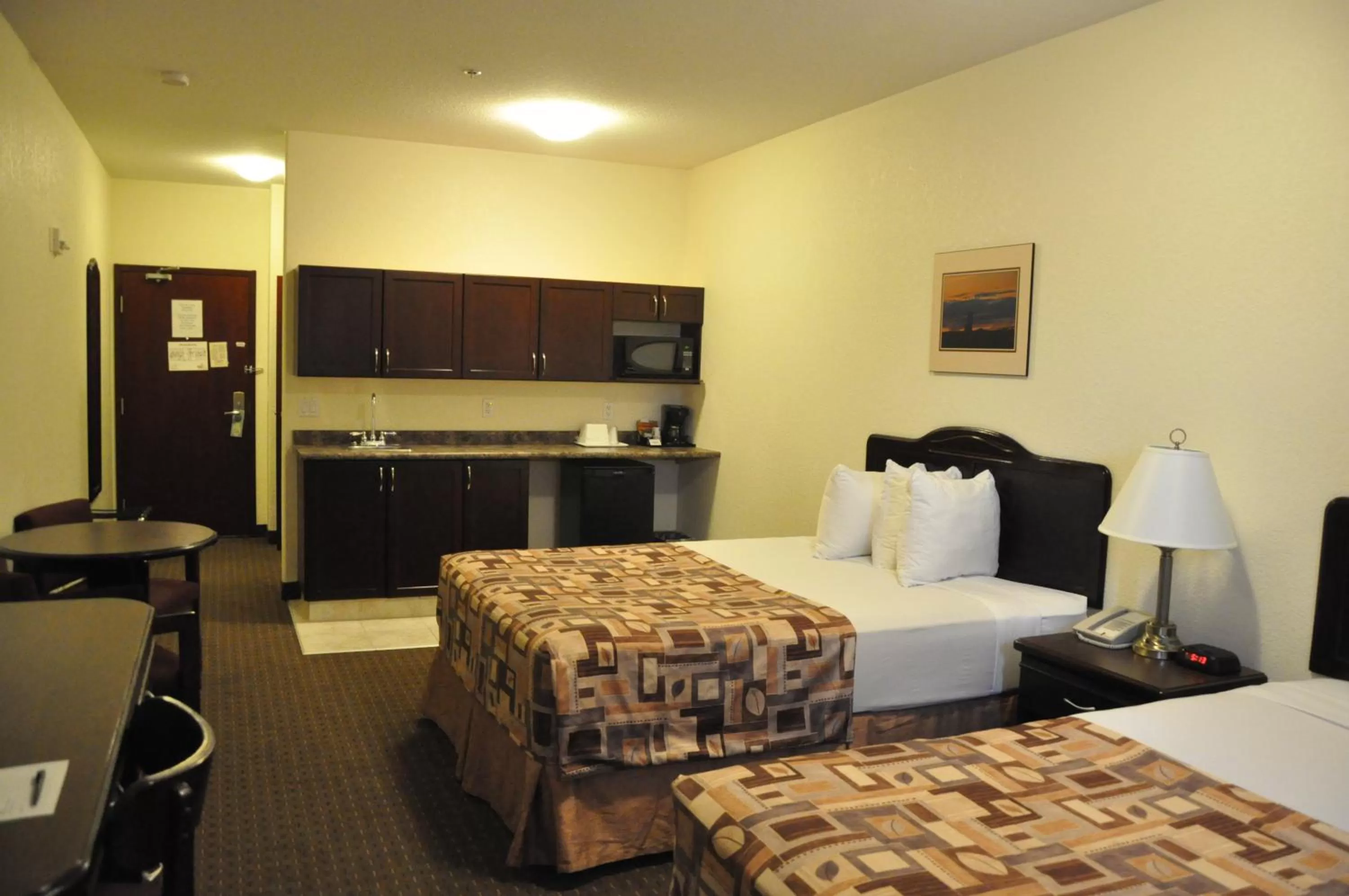 Kitchen or kitchenette, Bed in Prairie Moon Inn & Suites Unity
