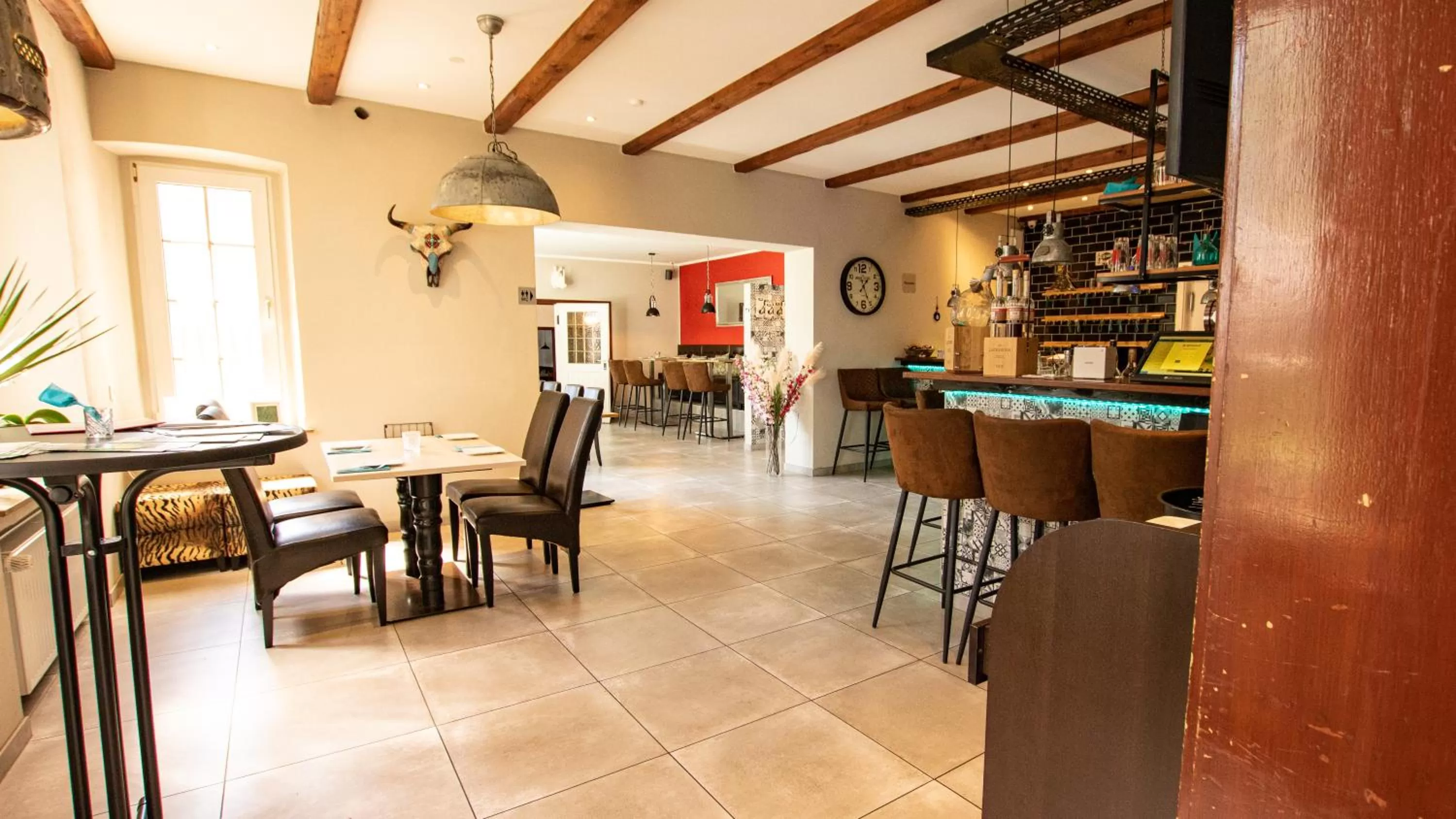 Seating area in El Capitan nähe Movie Park