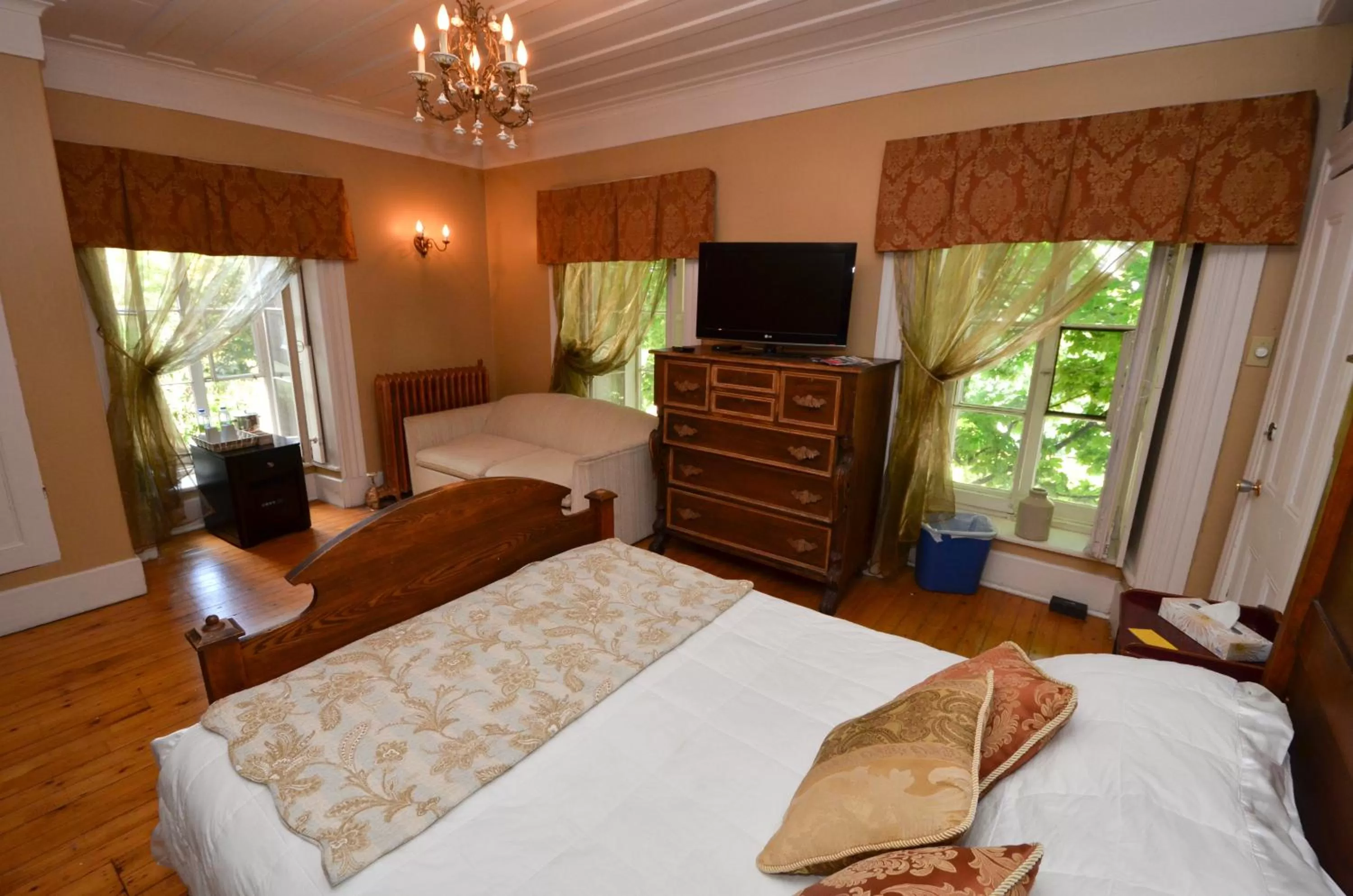 Photo of the whole room, Bed in La Maison Rousseau