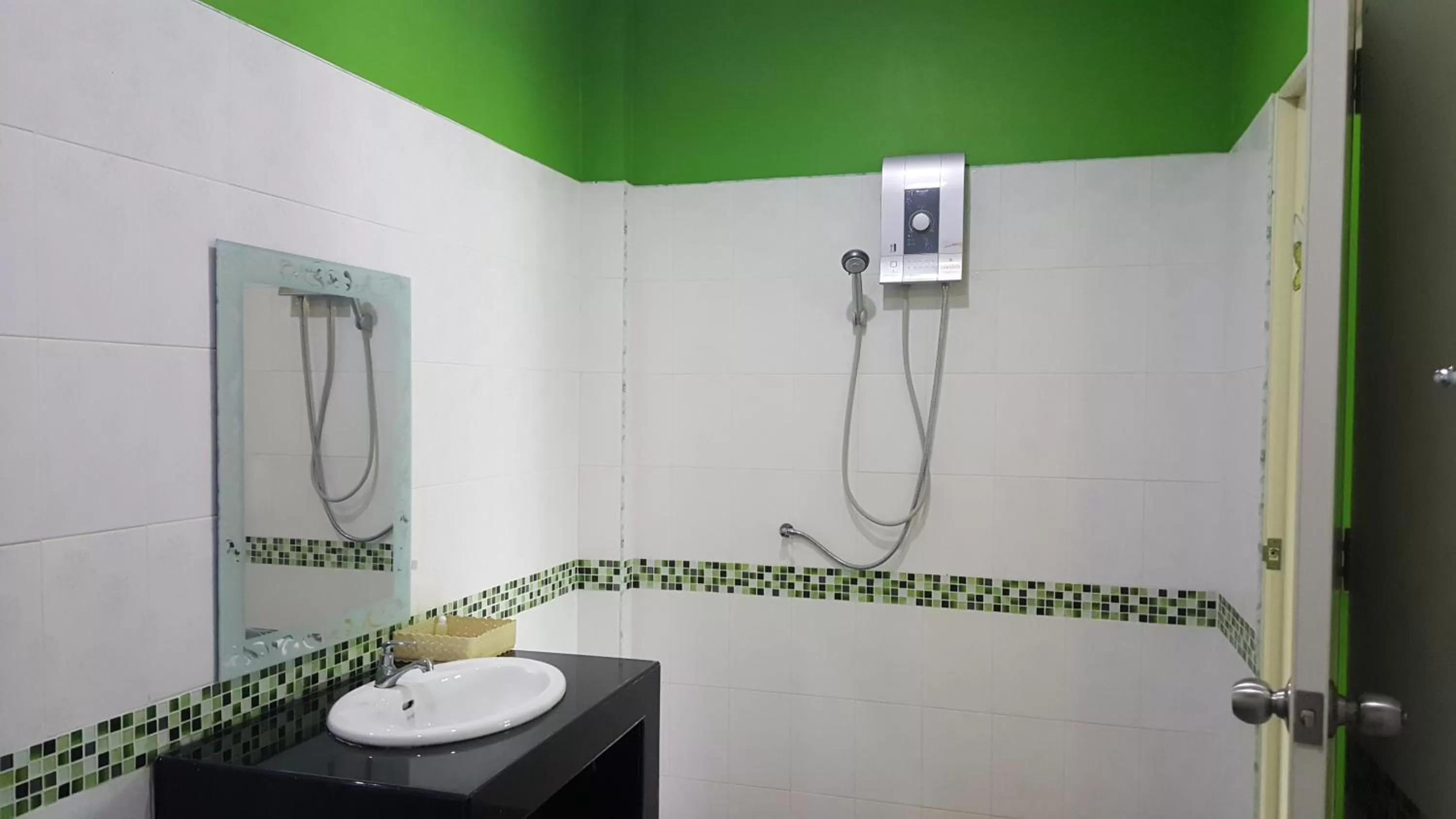 Shower in Khao Sok Country Resort