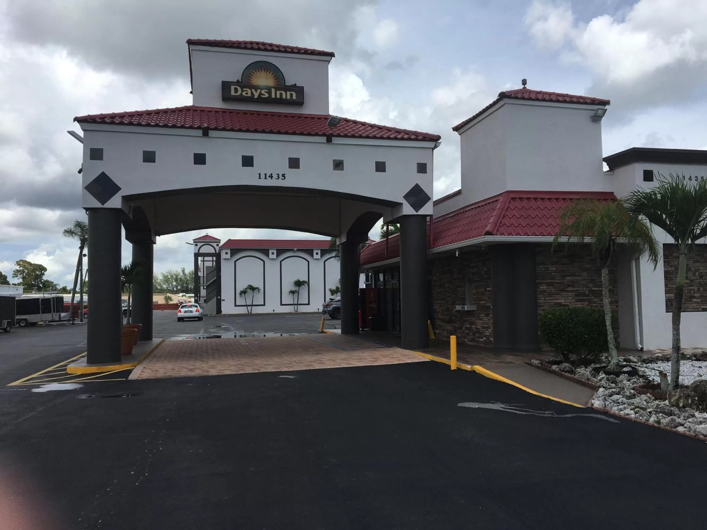 Facade/entrance in Days Inn by Wyndham Fort Myers