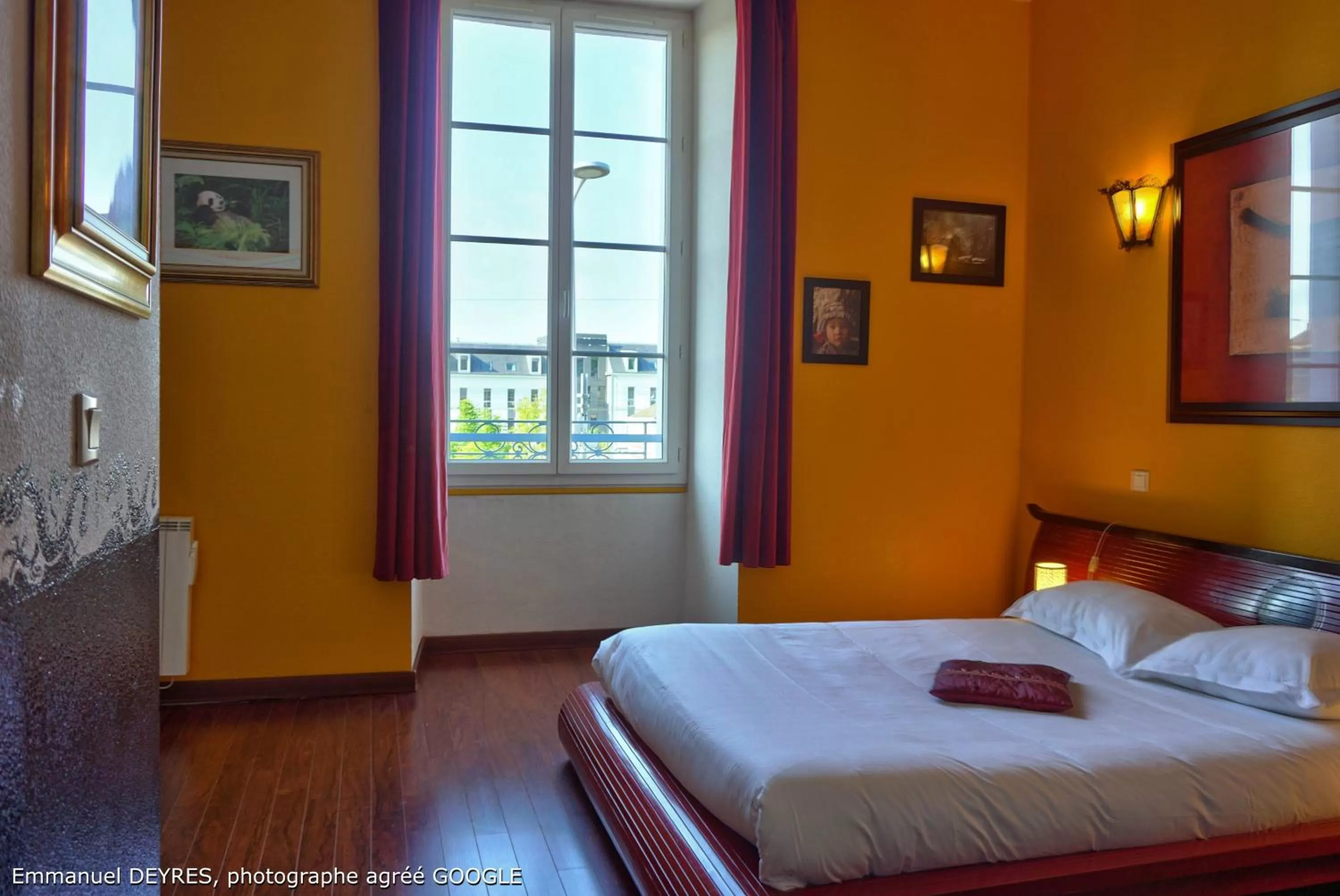 Photo of the whole room, Bed in Hôtel de Bretagne