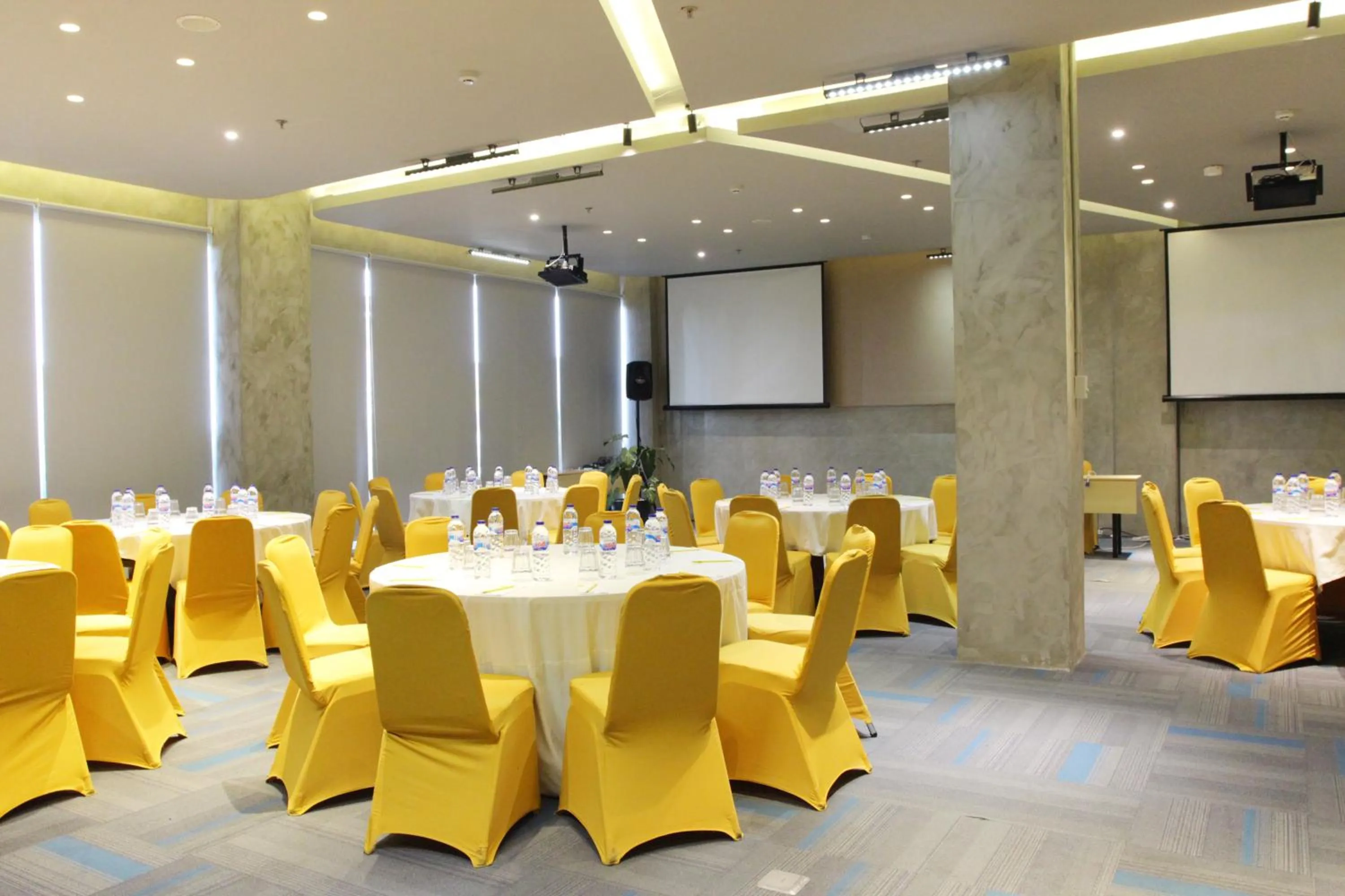 Banquet/Function facilities in Yello Hotel Jemursari