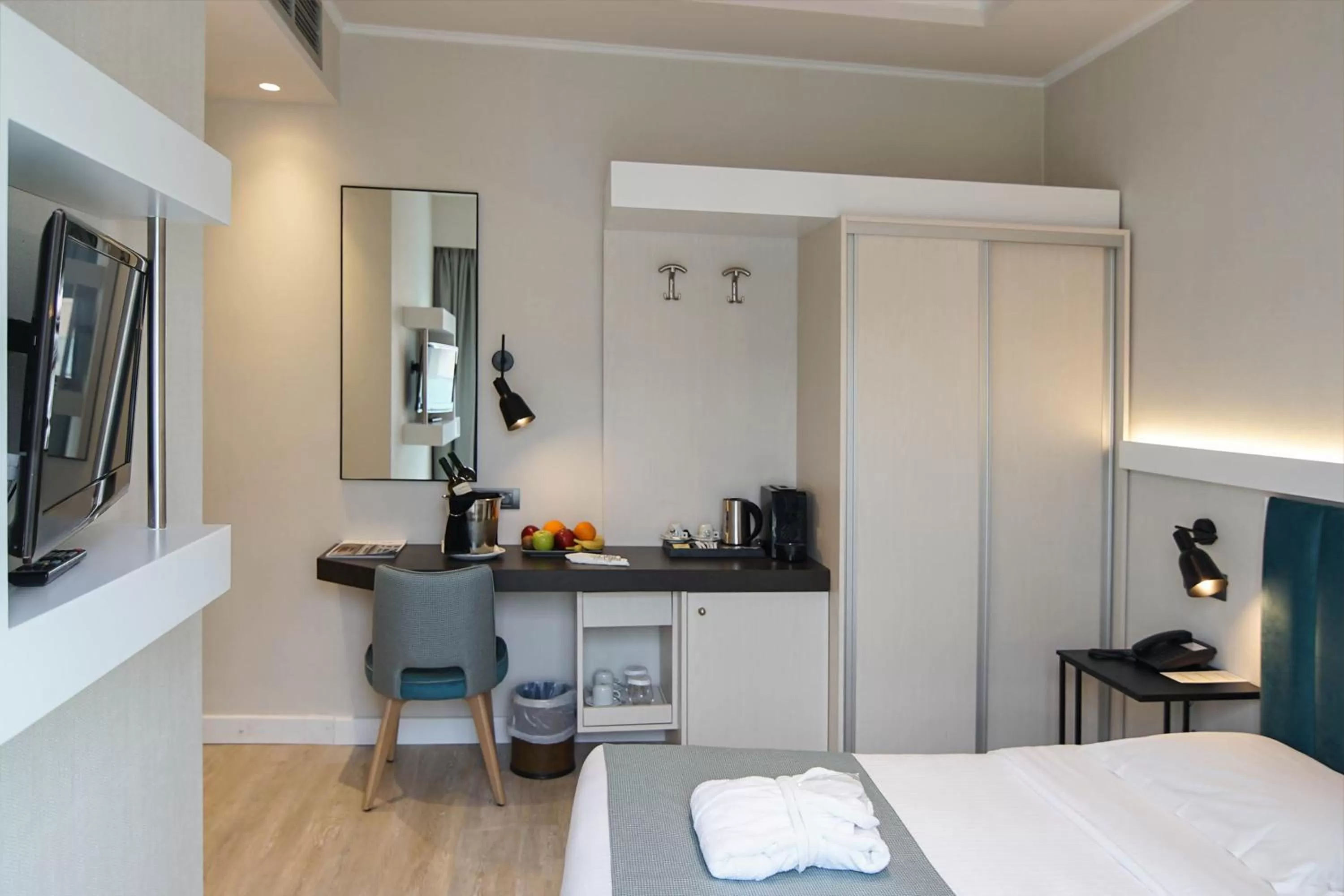 Photo of the whole room, Bed in Athens Cypria Hotel