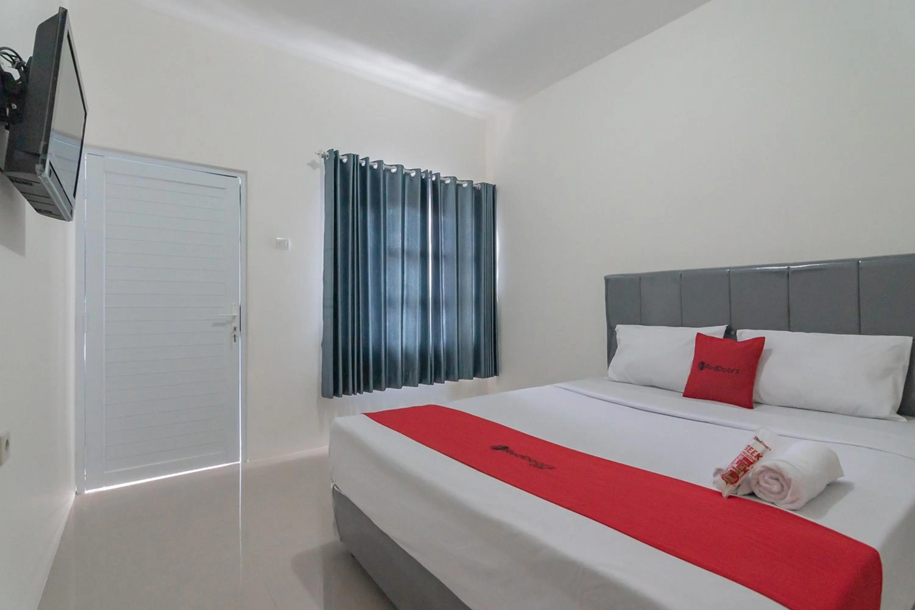 Bedroom, Bed in RedDoorz near Happy Farm Ciwidey