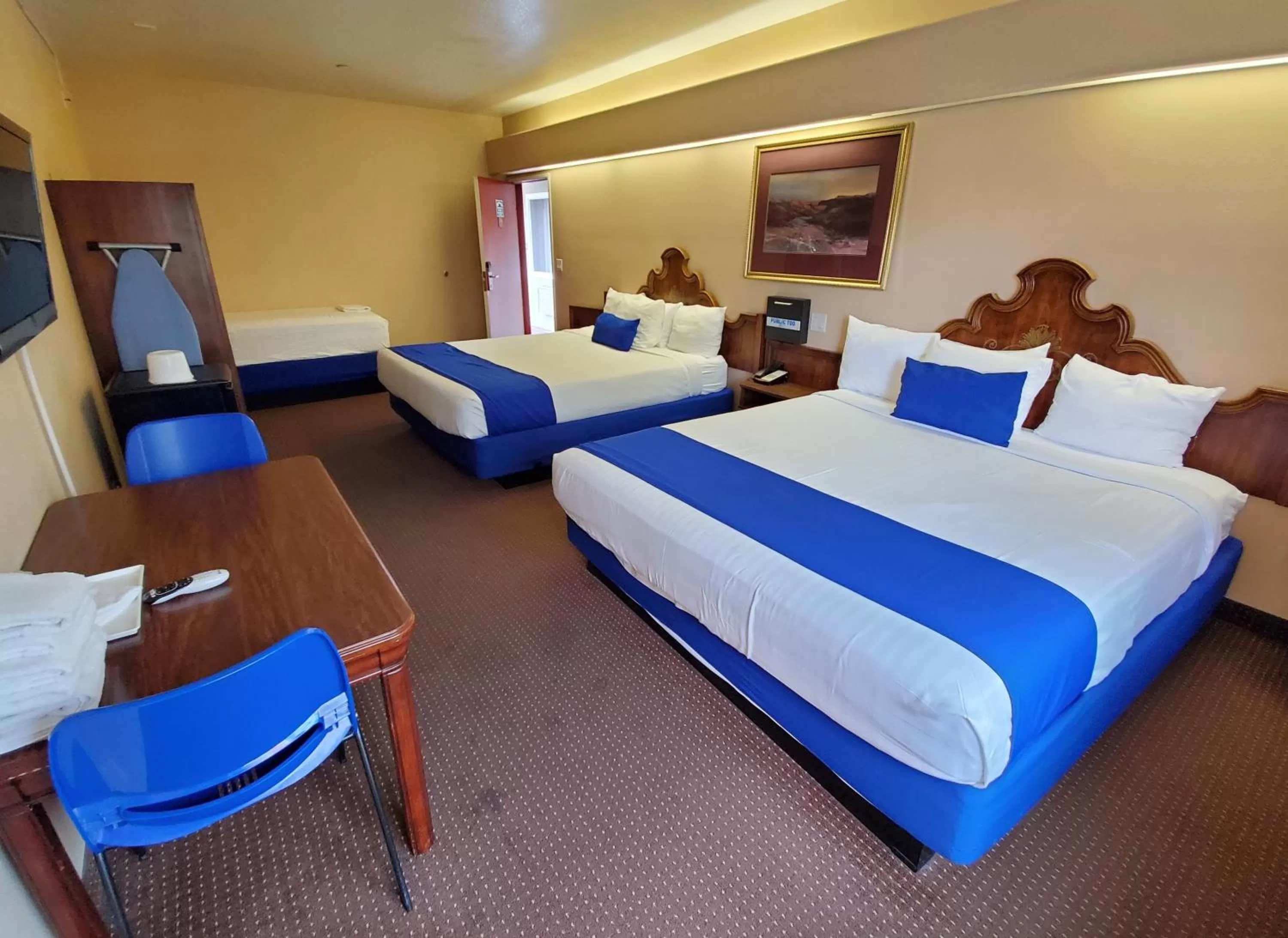 Photo of the whole room, Bed in Colony Inn