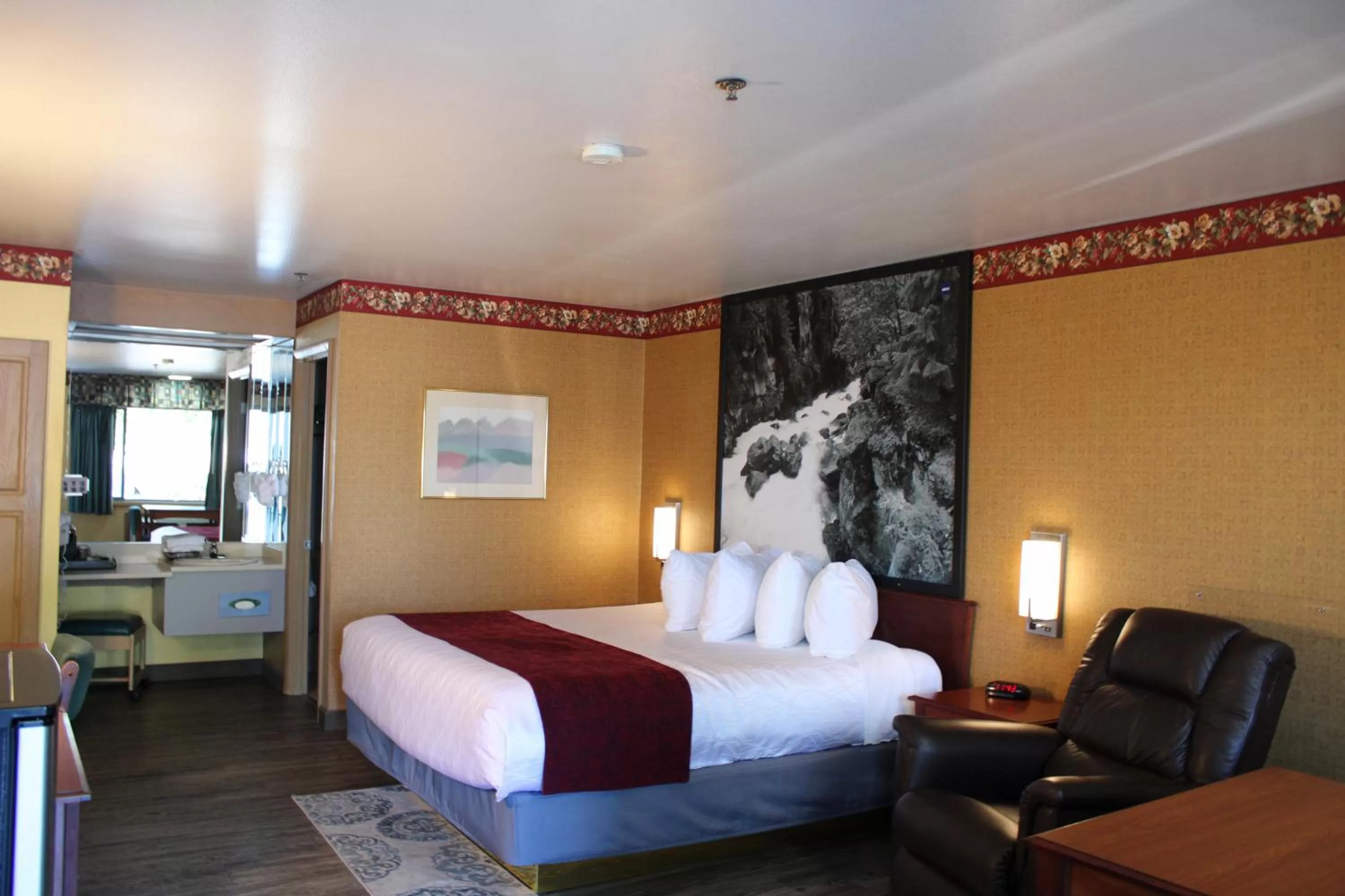 Bed in Americas Best Value Inn Phoenix Medford