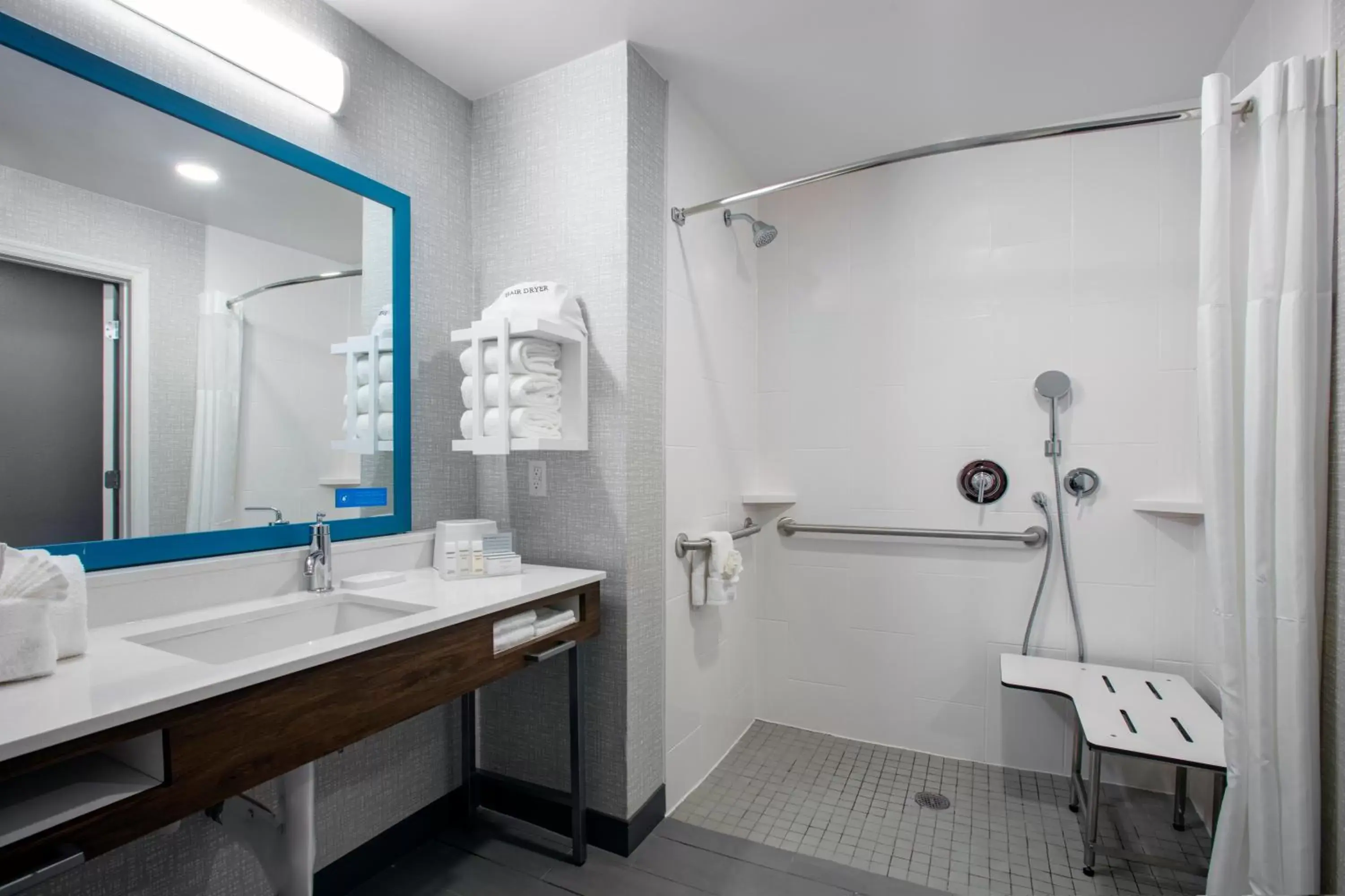 King Room - Disability Access with Tub/Non-Smoking in Hampton Inn Lake Buena Vista / Orlando King Room - Disability Access with Tub/Non-Smoking in Hampton Inn Lake Buena Vista / Orlando