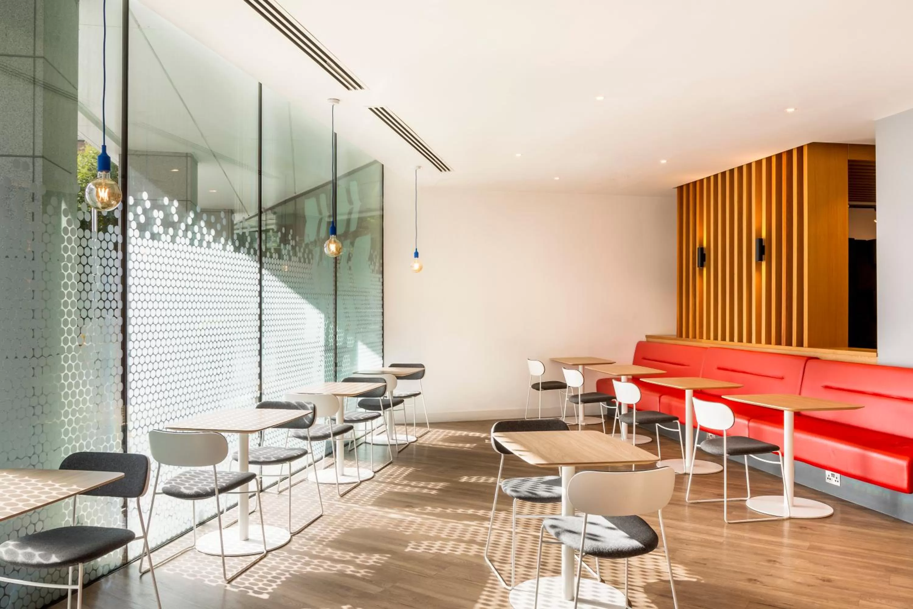 Restaurant/places to eat in Holiday Inn Express Dublin City Centre by IHG