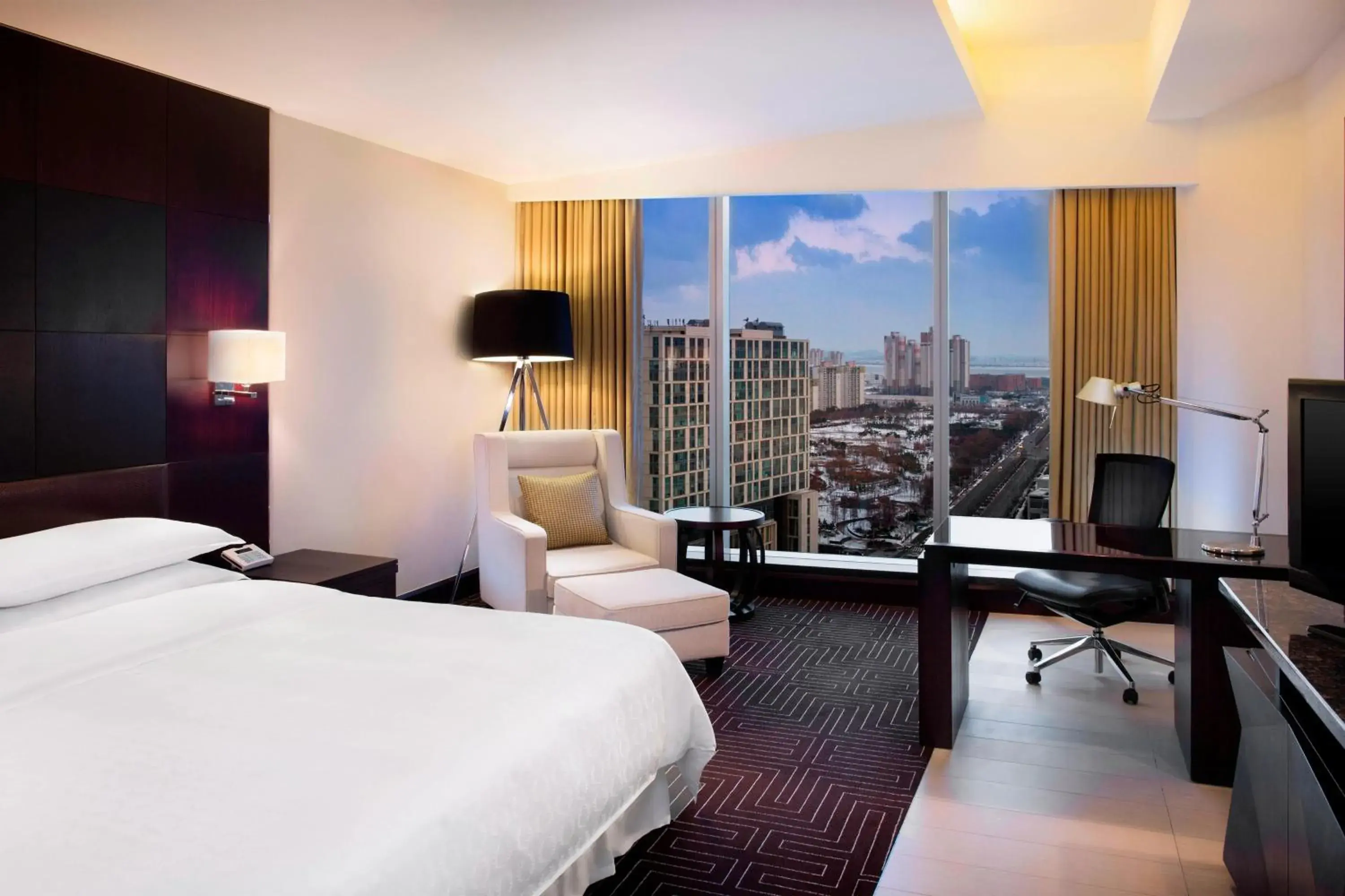Guest room, 1 King, City view in Sheraton Grand Incheon Hotel Guest room, 1 King, City view in Sheraton Grand Incheon Hotel