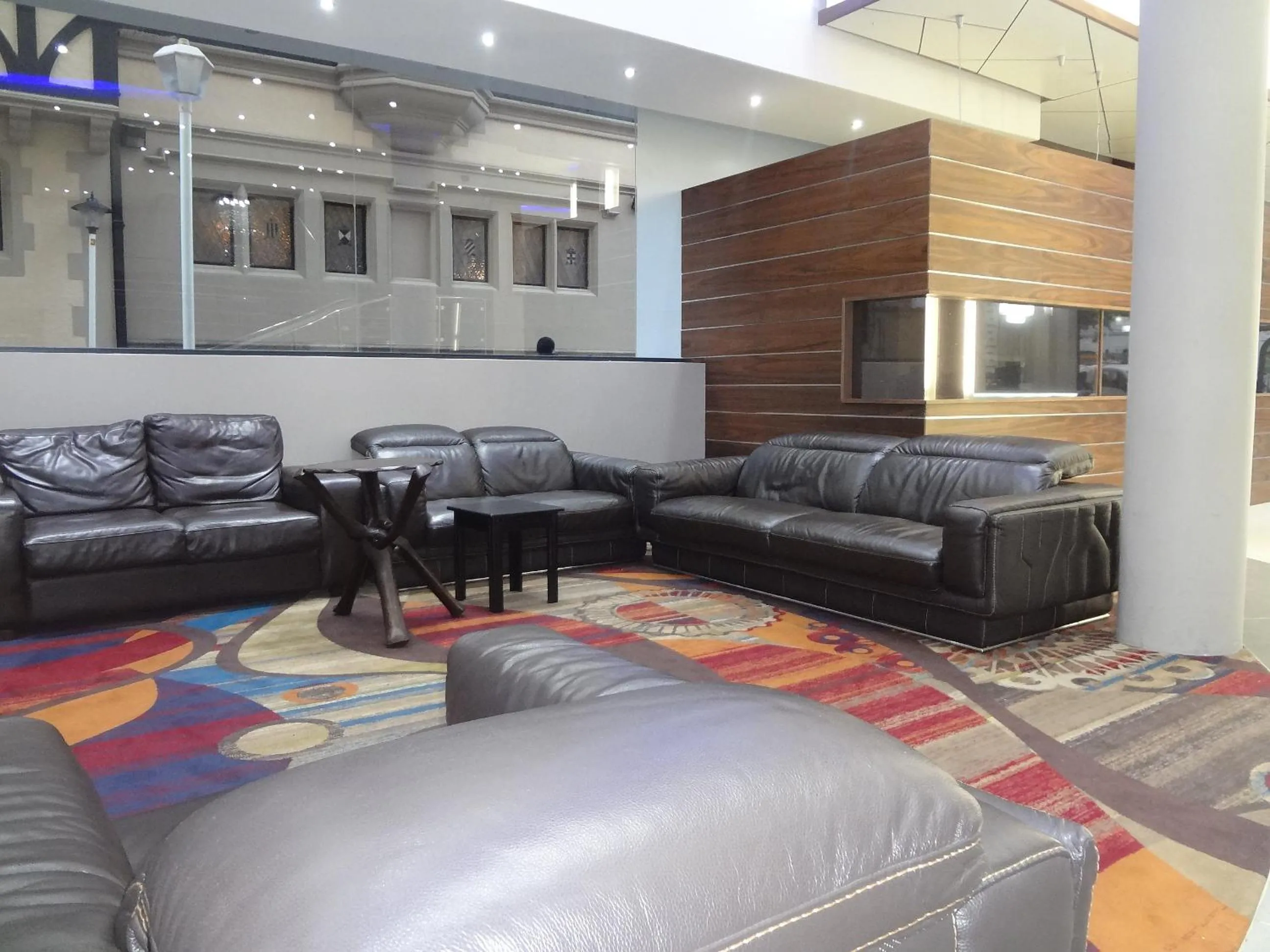 Restaurant/places to eat in Albany Hotel