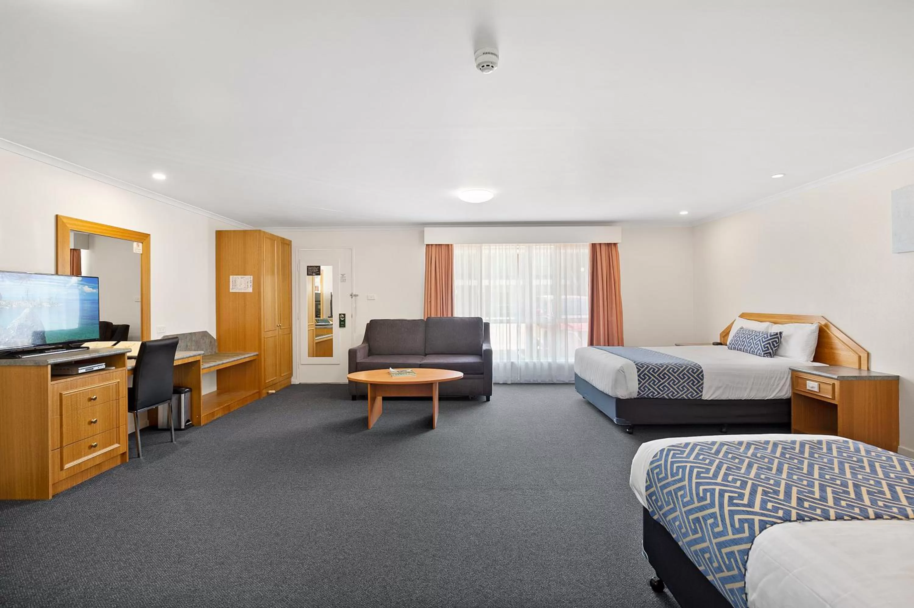 Photo of the whole room, Bed in Thunderbird Motel Yass