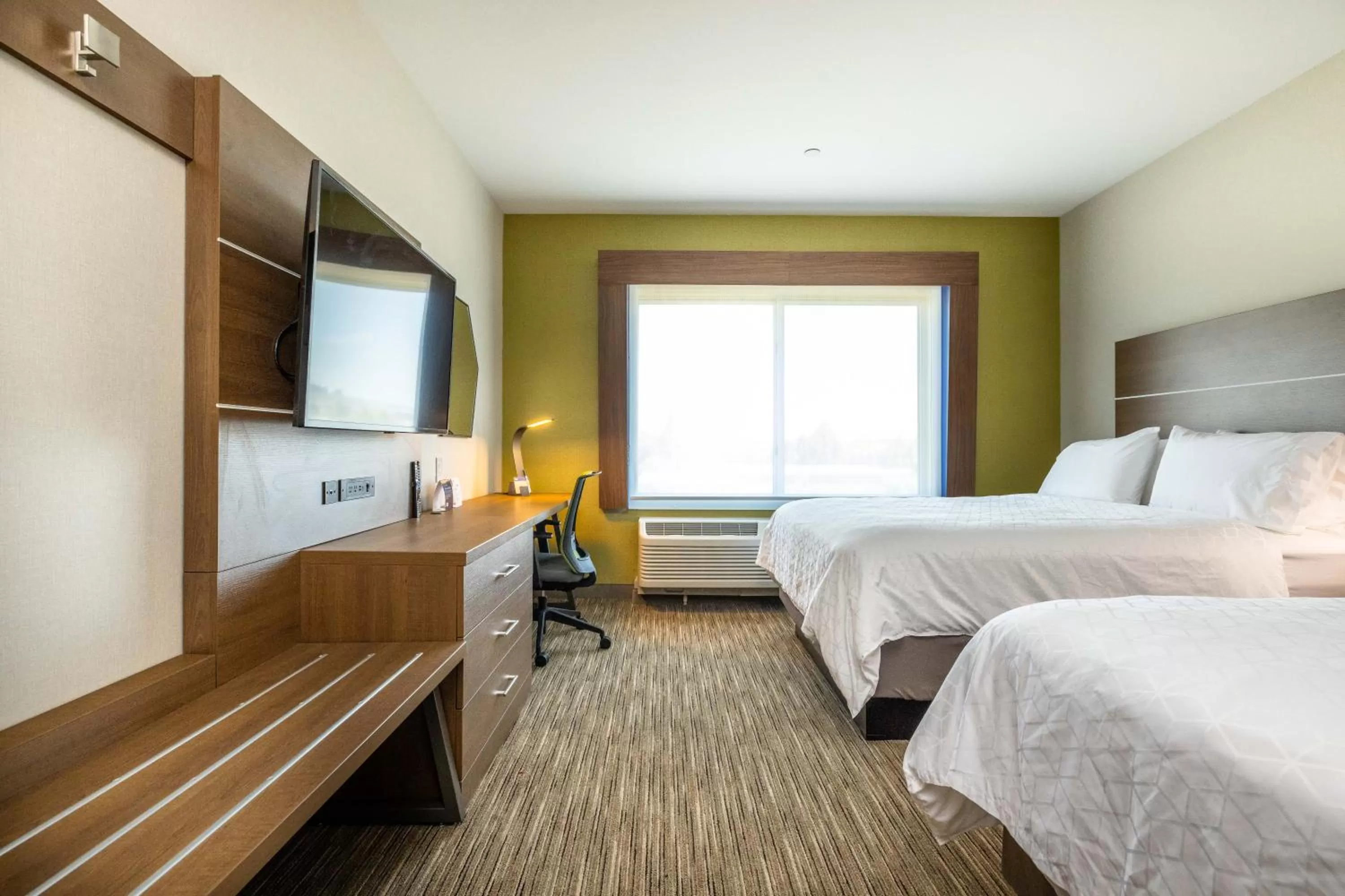 Bedroom, Bed in Holiday Inn Express & Suites - San Jose Silicon Valley by IHG