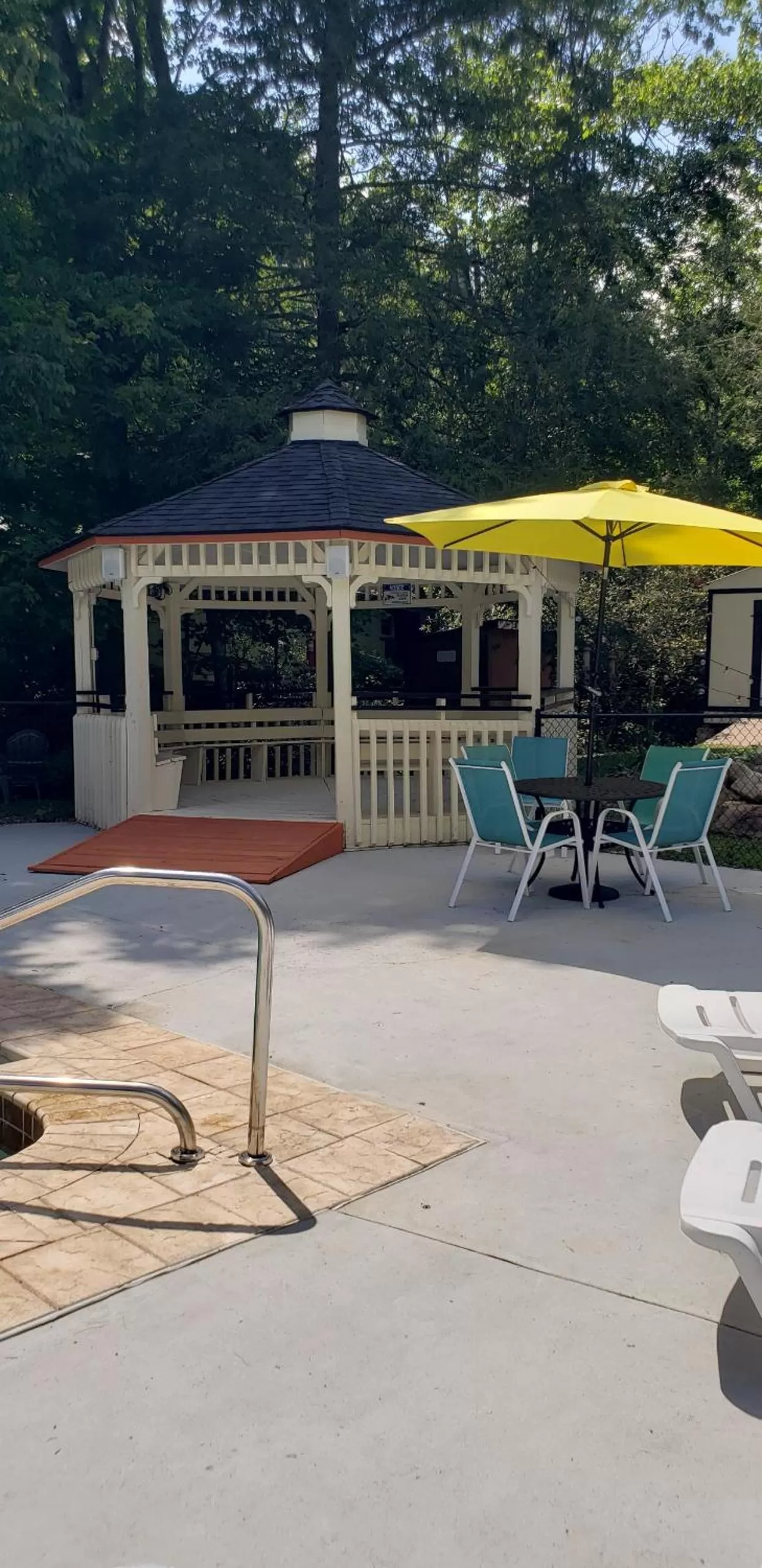 Swimming pool in Route 19 Inn