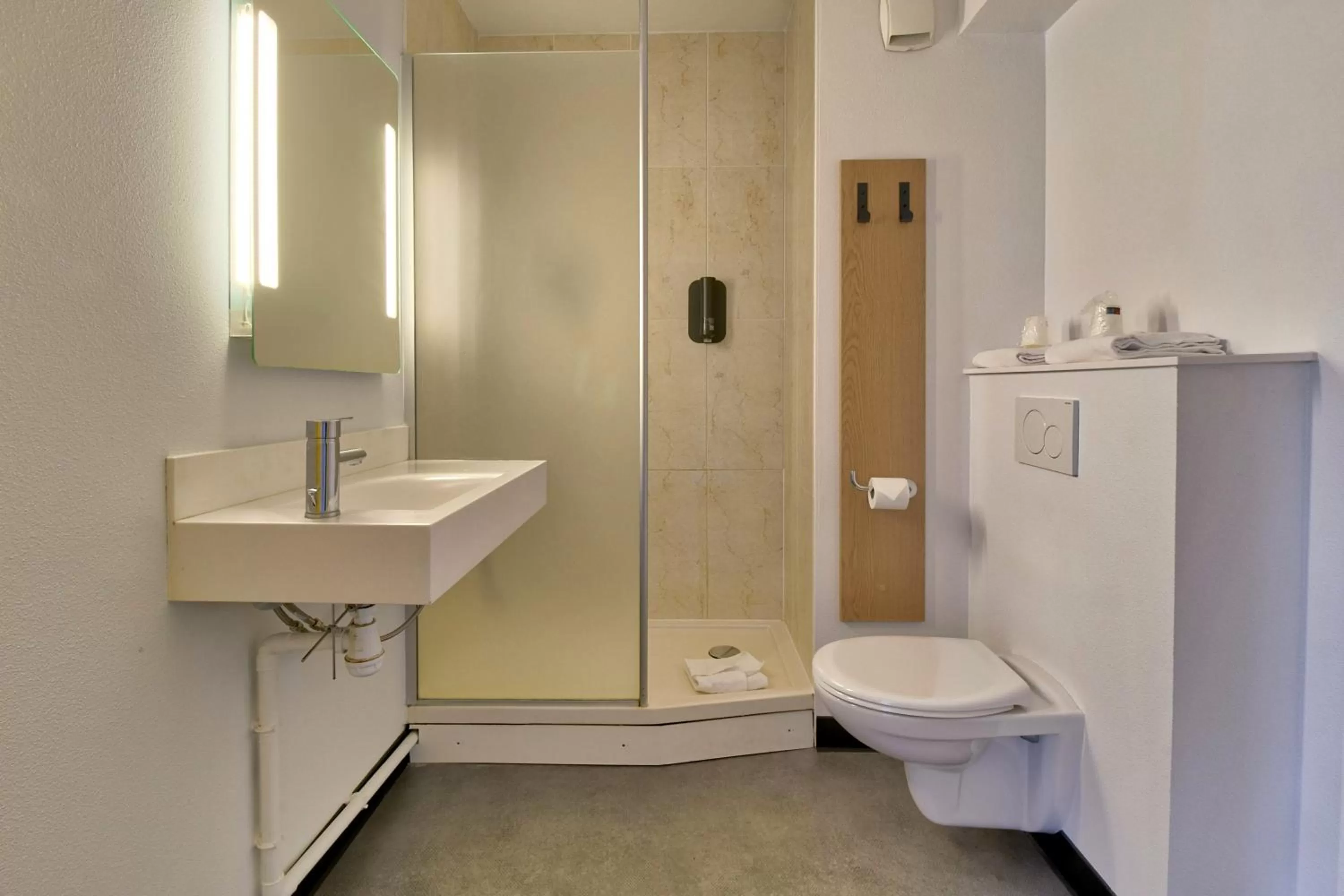 Bathroom in B&B HOTEL Bayonne Tarnos