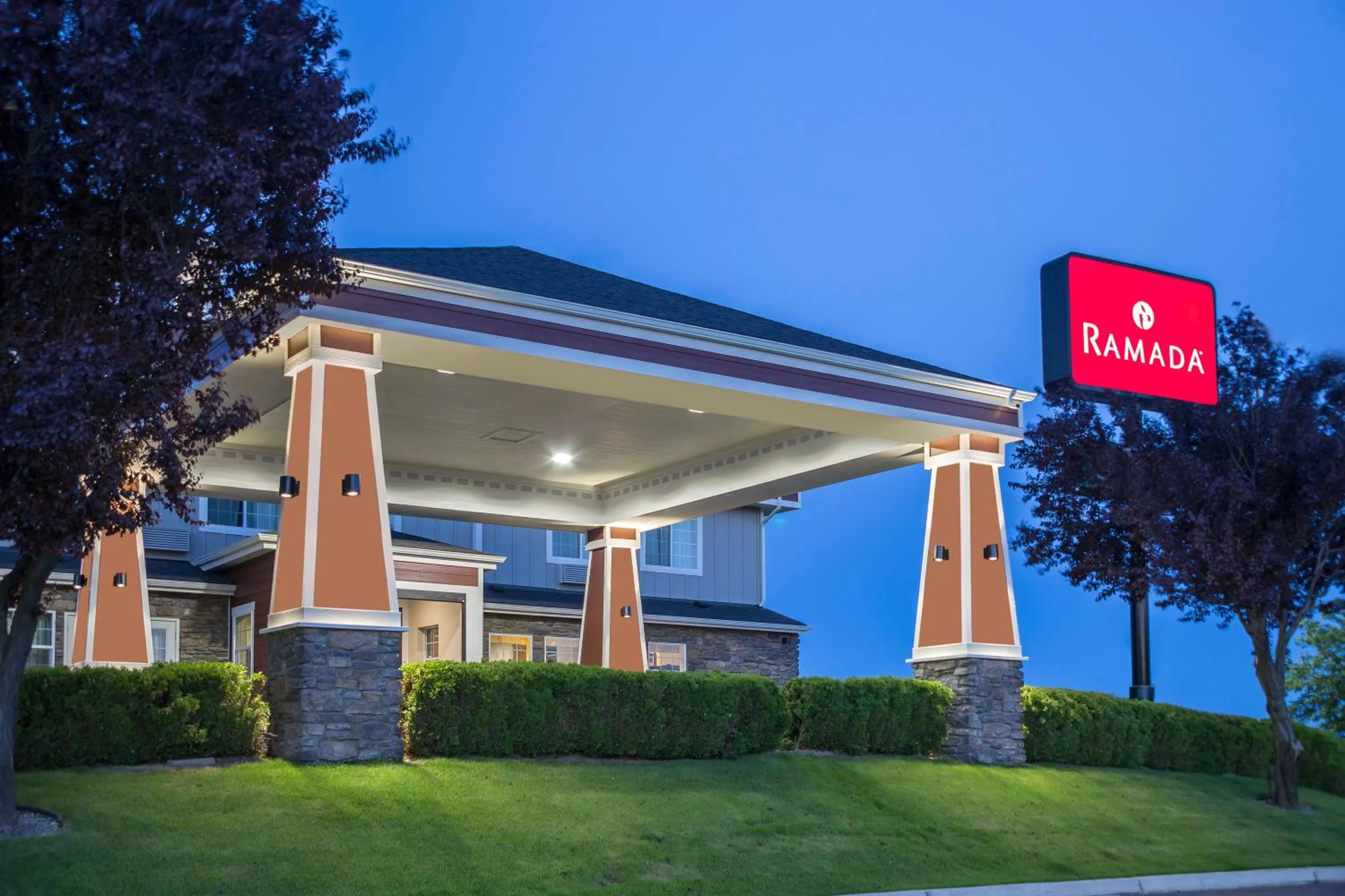 Facade/entrance in Ramada by Wyndham Moses Lake