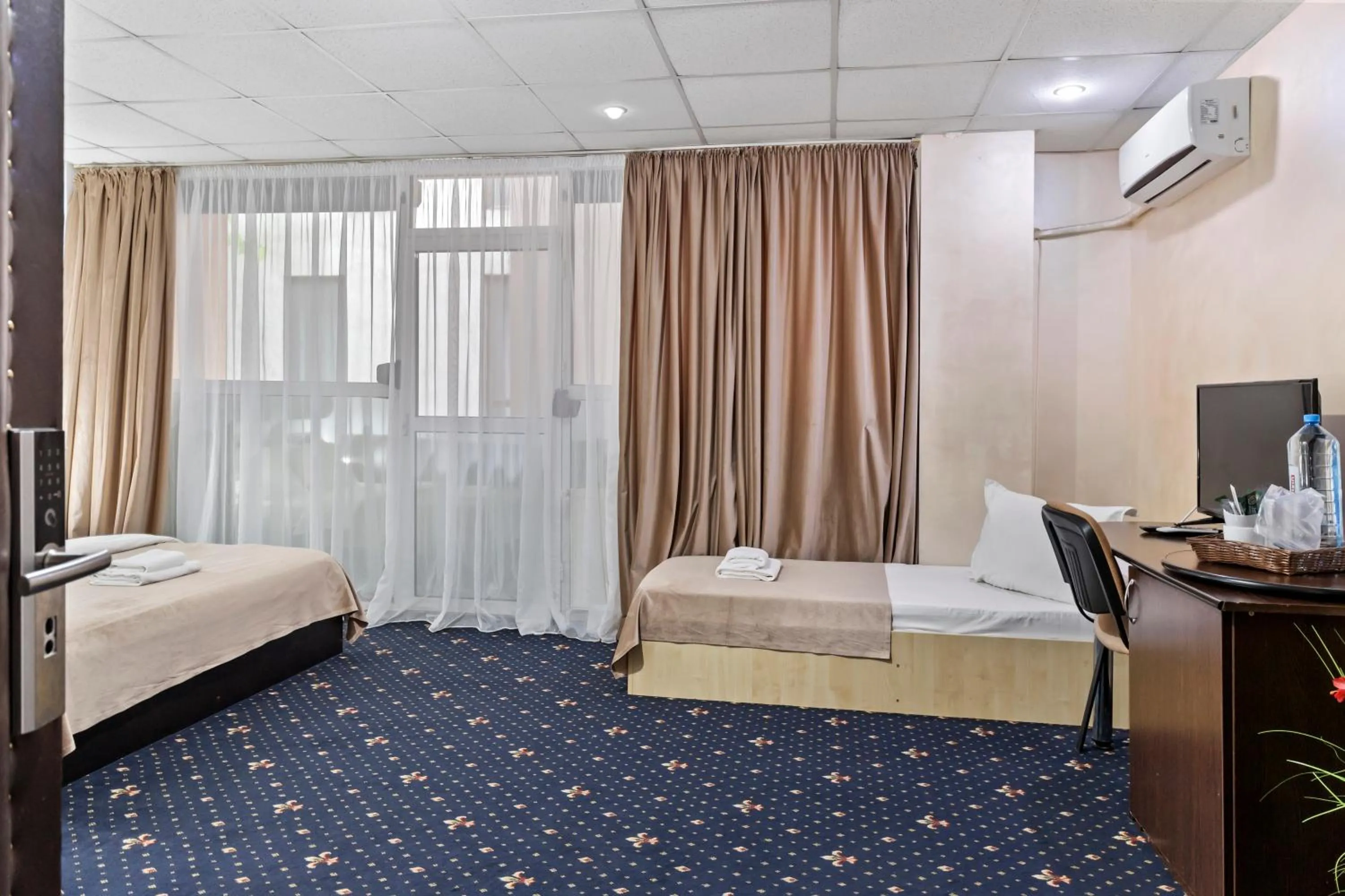 Bed in Hotel Charter Otopeni