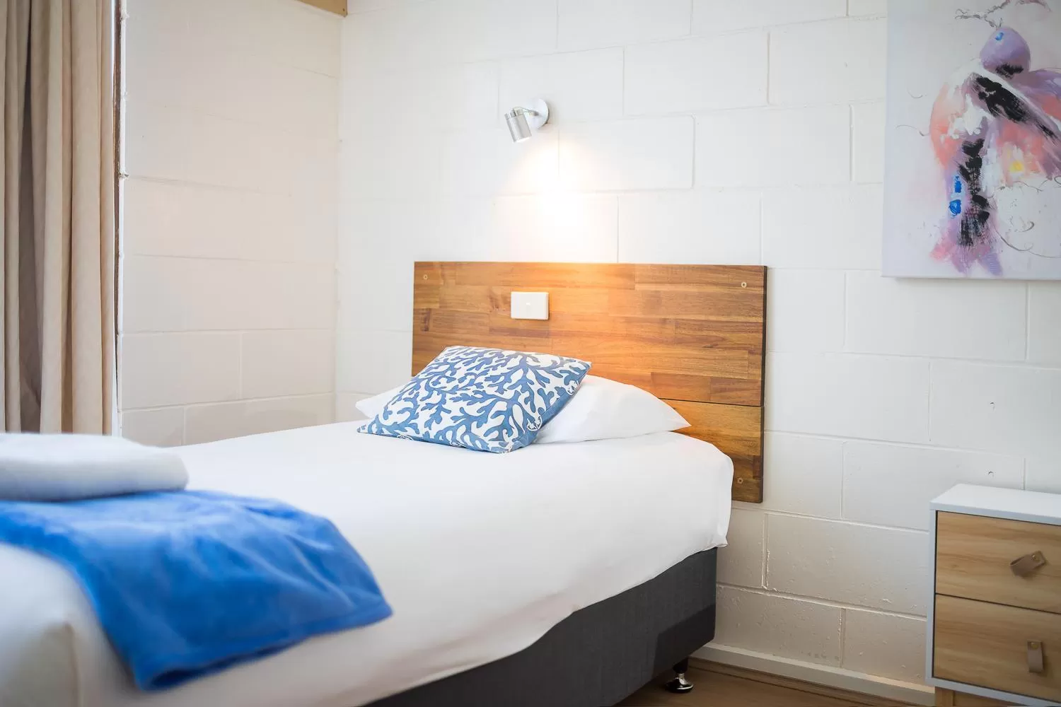 Bed in Plainsman Motel