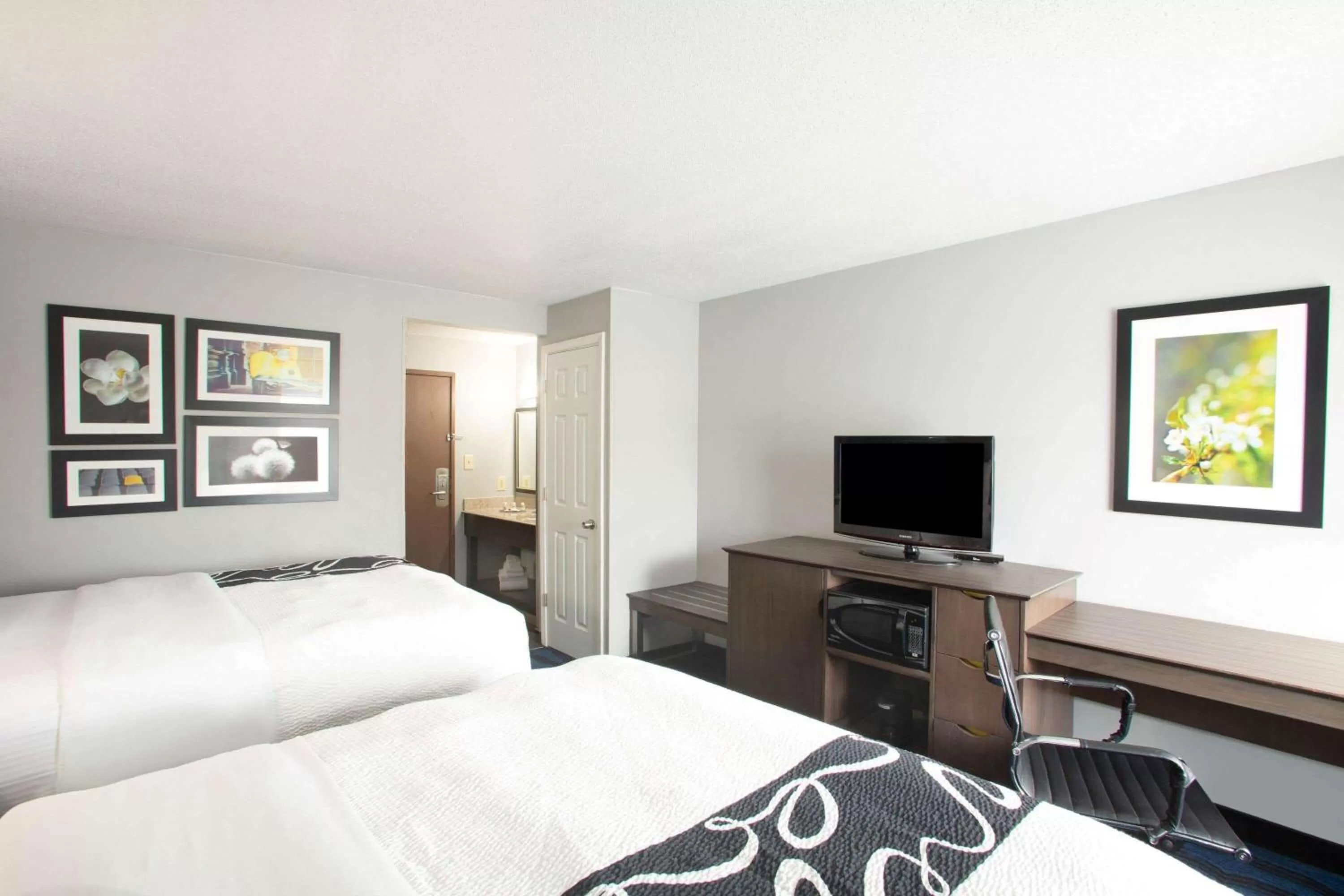 Photo of the whole room, Bed in La Quinta Inn by Wyndham St. Louis Hazelwood - Airport North